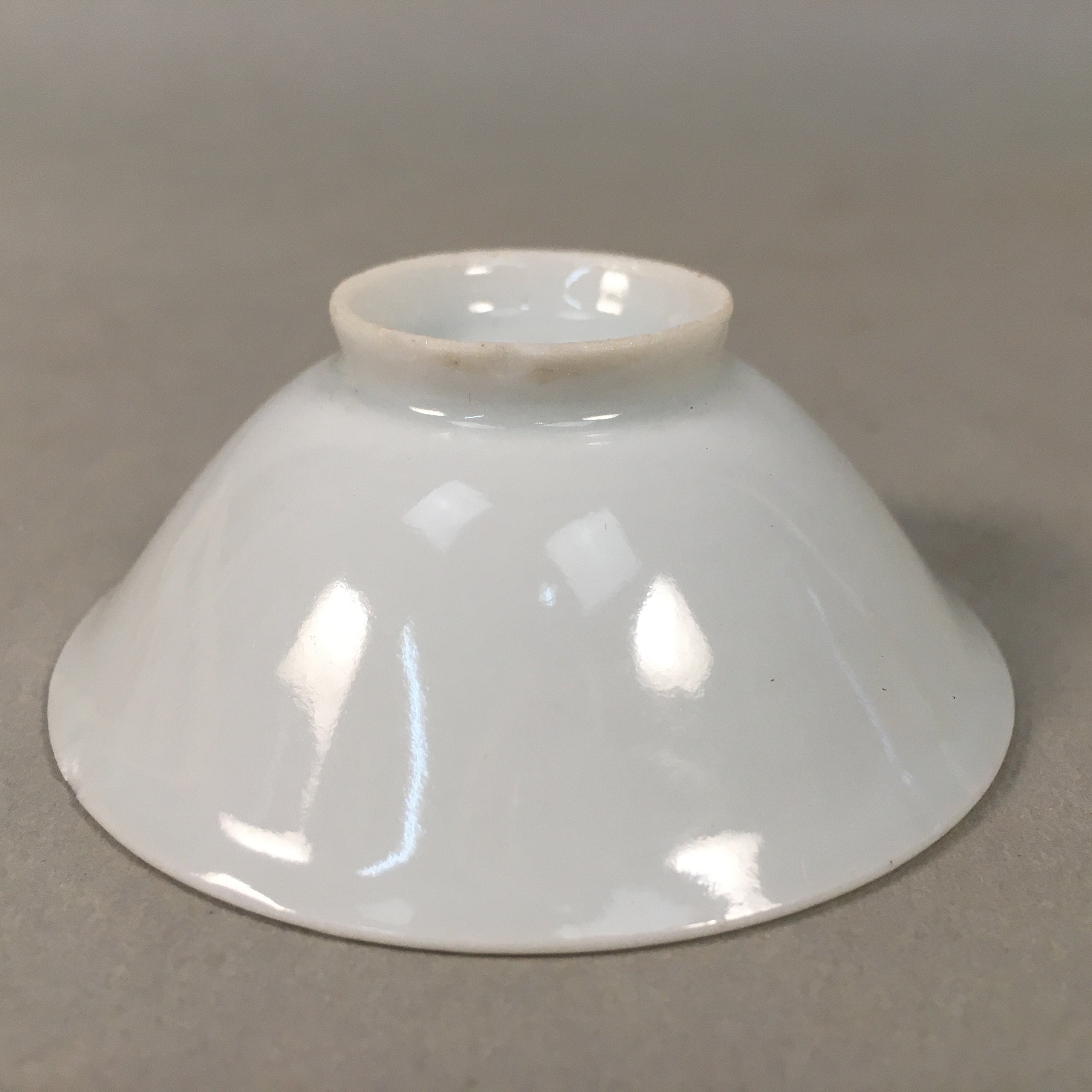 Japanese Porcelain Sake Cup Guinomi Sakazuki Vtg White Gold Ribbon GU858