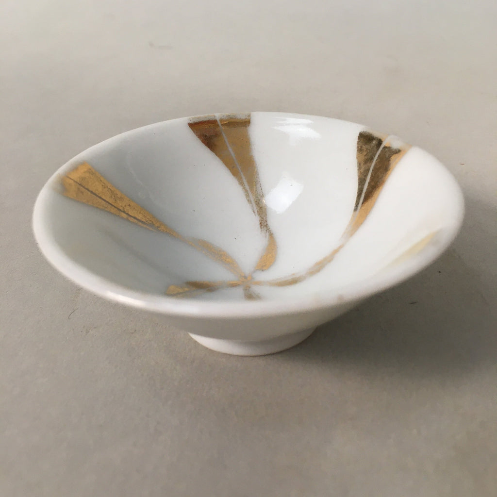 Japanese Porcelain Sake Cup Guinomi Sakazuki Vtg White Gold Ribbon GU858