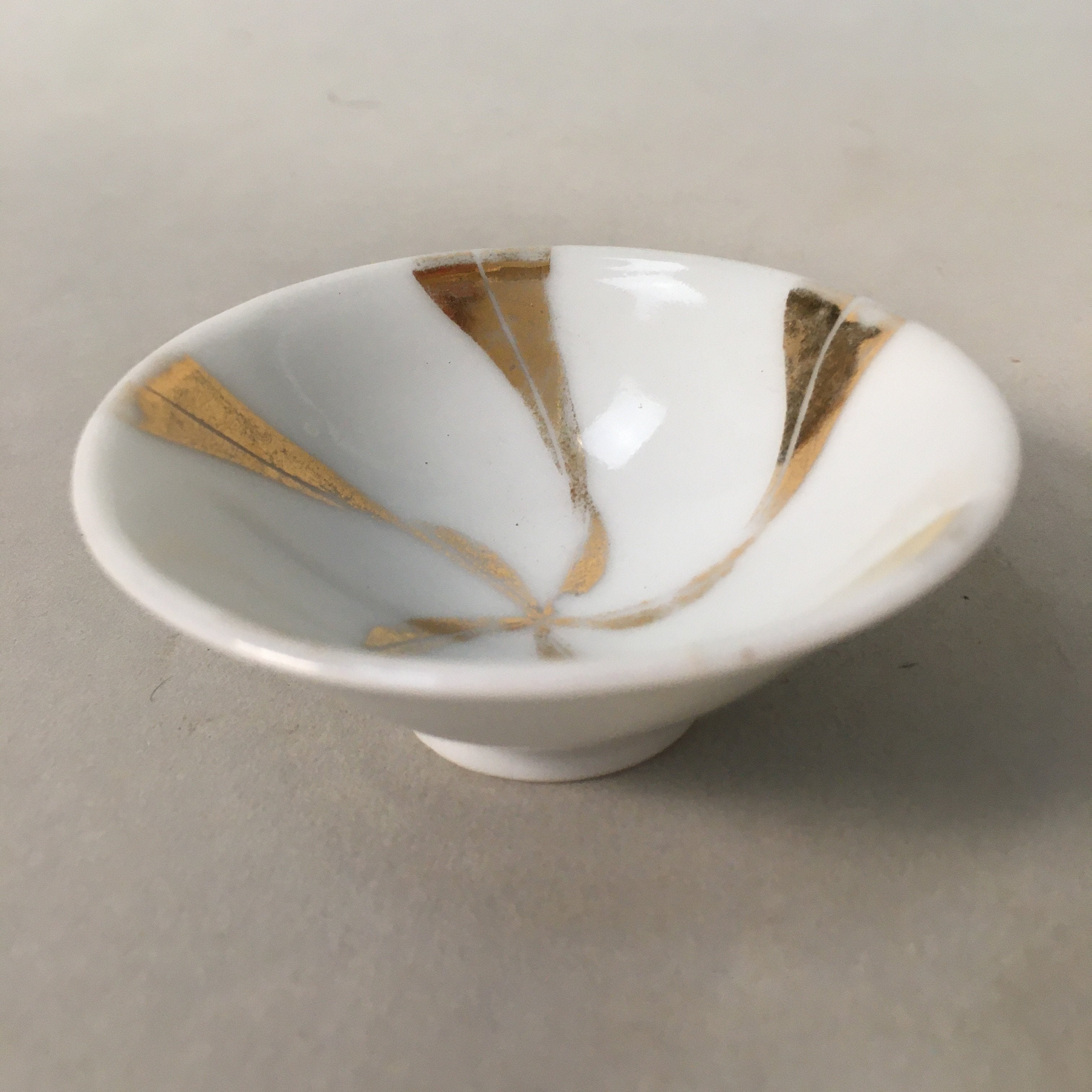 Japanese Porcelain Sake Cup Guinomi Sakazuki Vtg White Gold Ribbon GU858