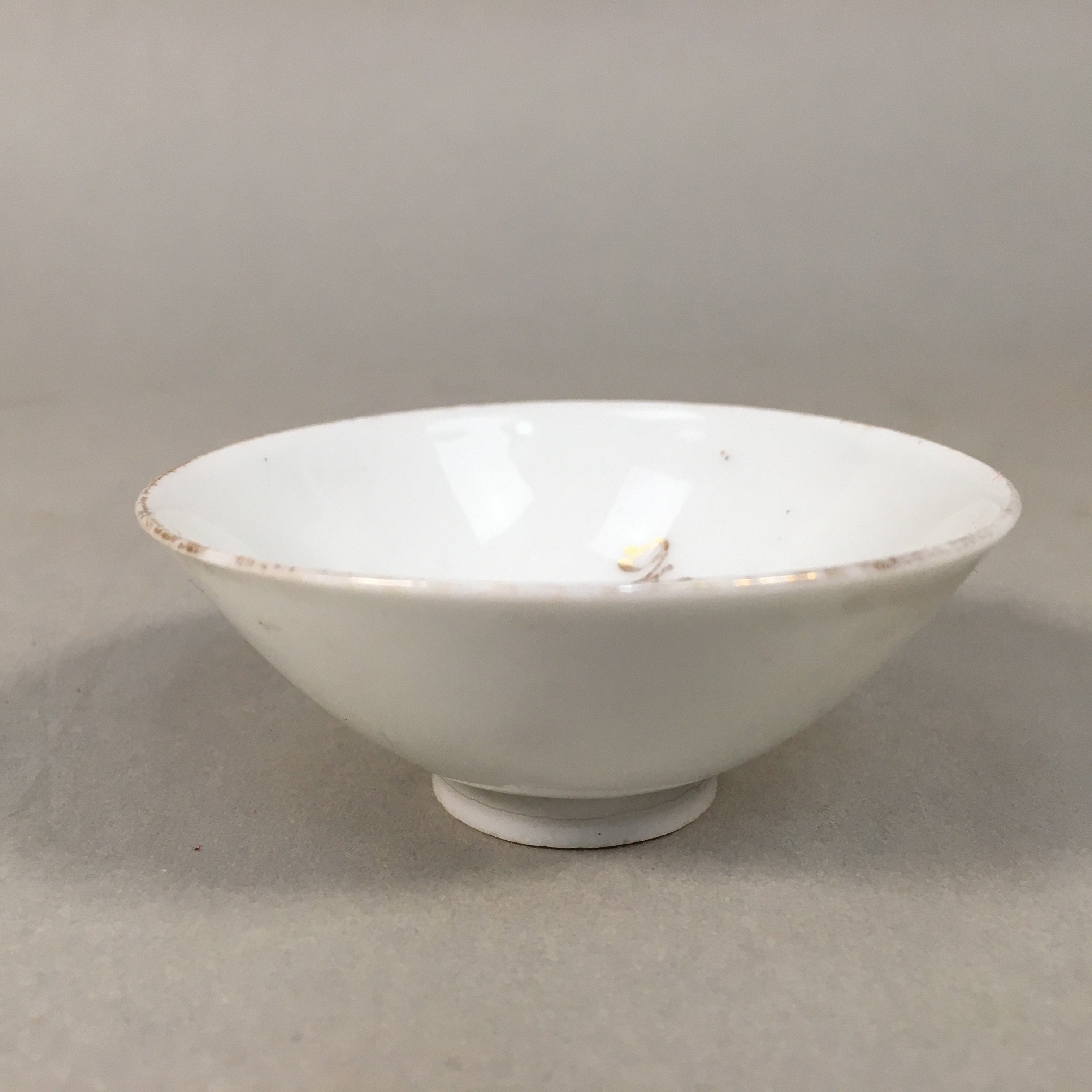 Japanese Porcelain Sake Cup Guinomi Sakazuki Vtg White Kanji Gold GU873