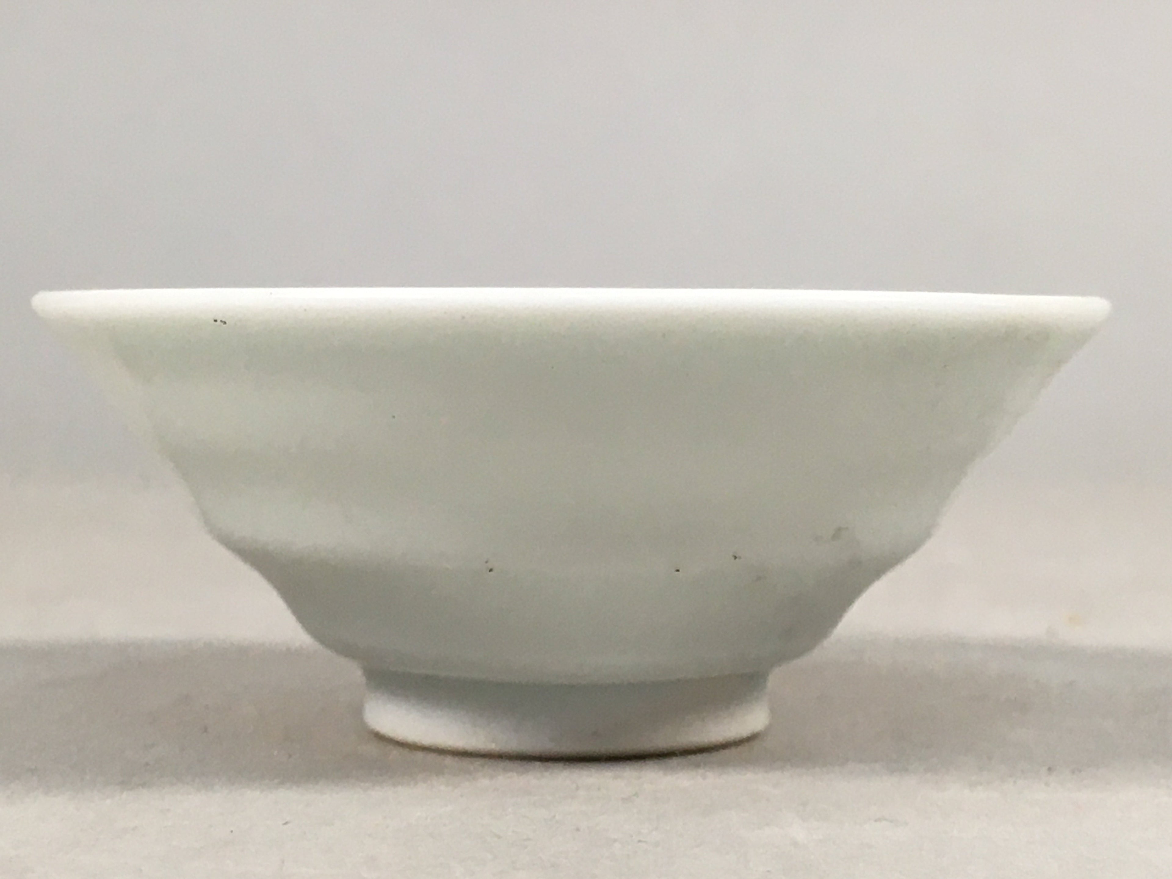 Japanese Porcelain Sake Cup Guinomi Sakazuki Vtg White Rokurome GU808