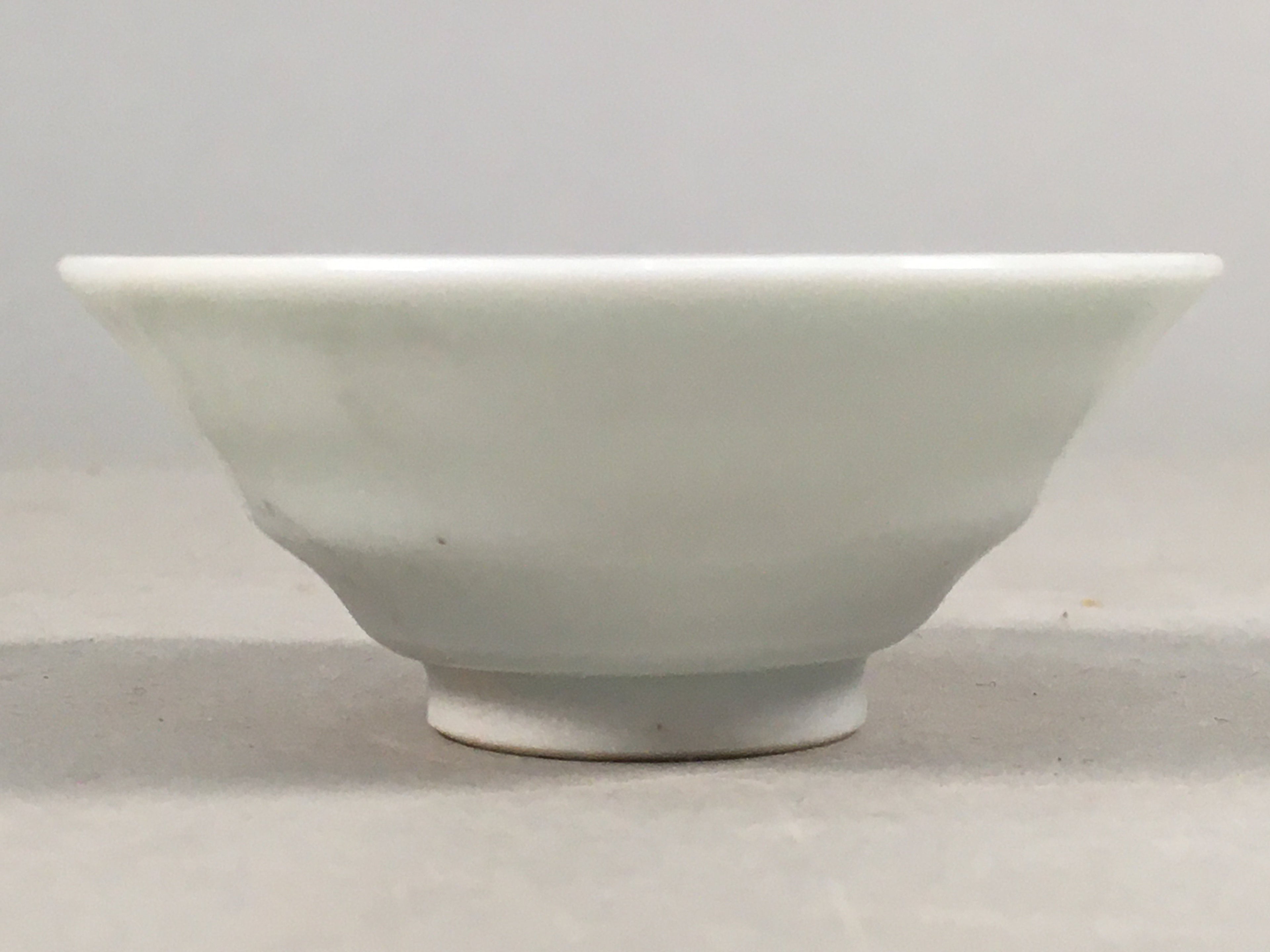 Japanese Porcelain Sake Cup Guinomi Sakazuki Vtg White Rokurome GU808