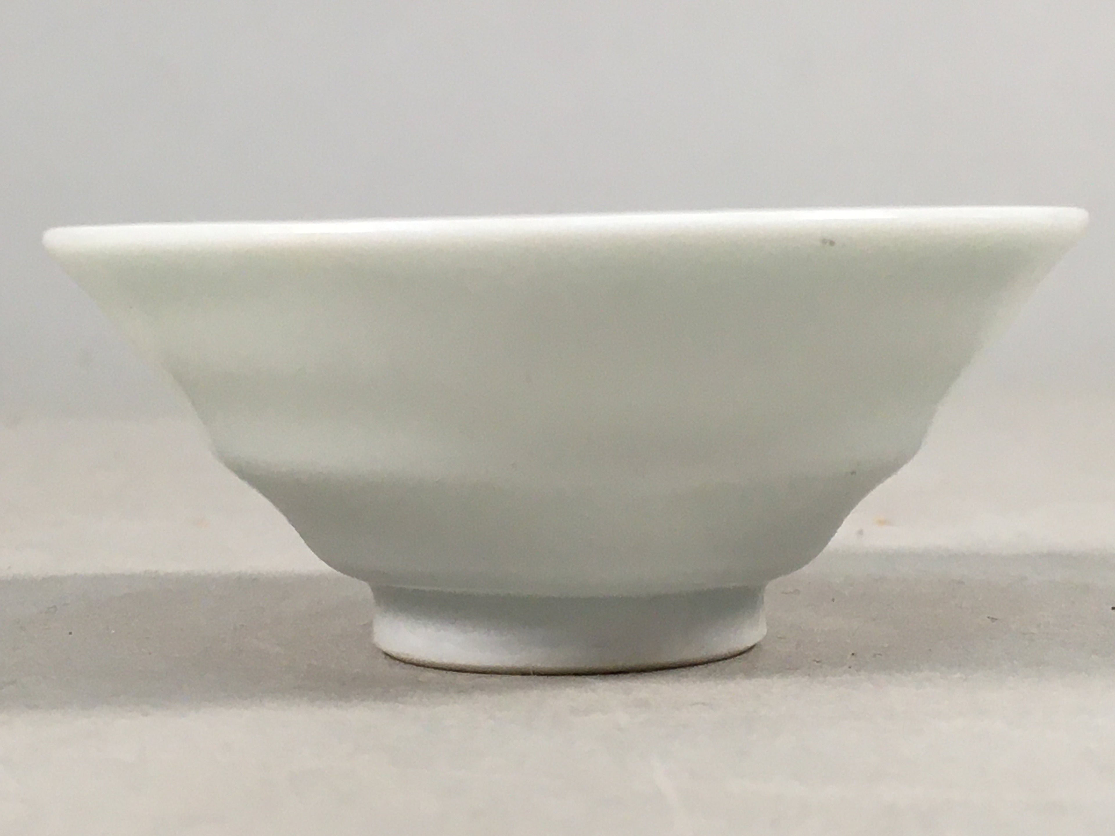 Japanese Porcelain Sake Cup Guinomi Sakazuki Vtg White Rokurome GU808
