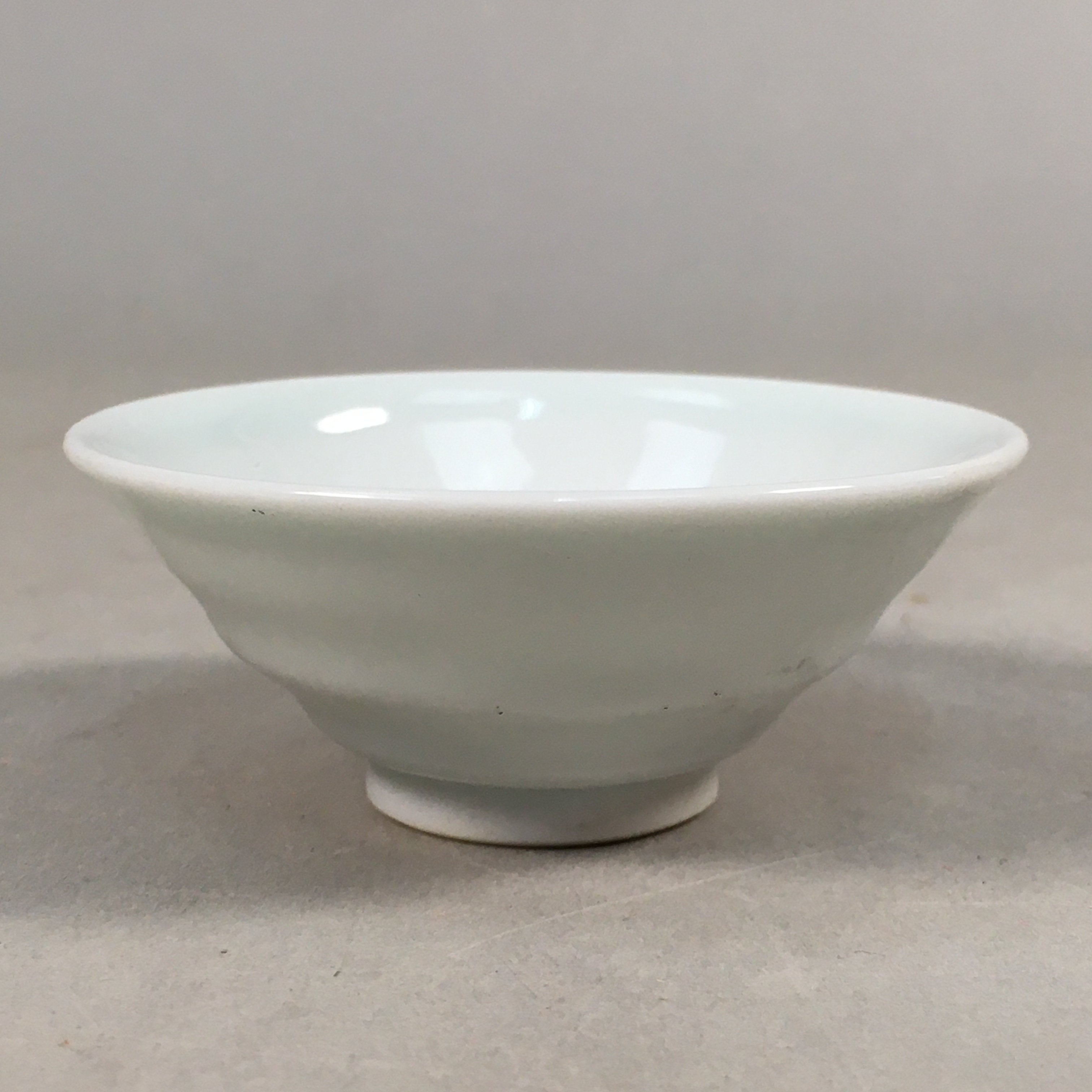 Japanese Porcelain Sake Cup Guinomi Sakazuki Vtg White Rokurome GU808