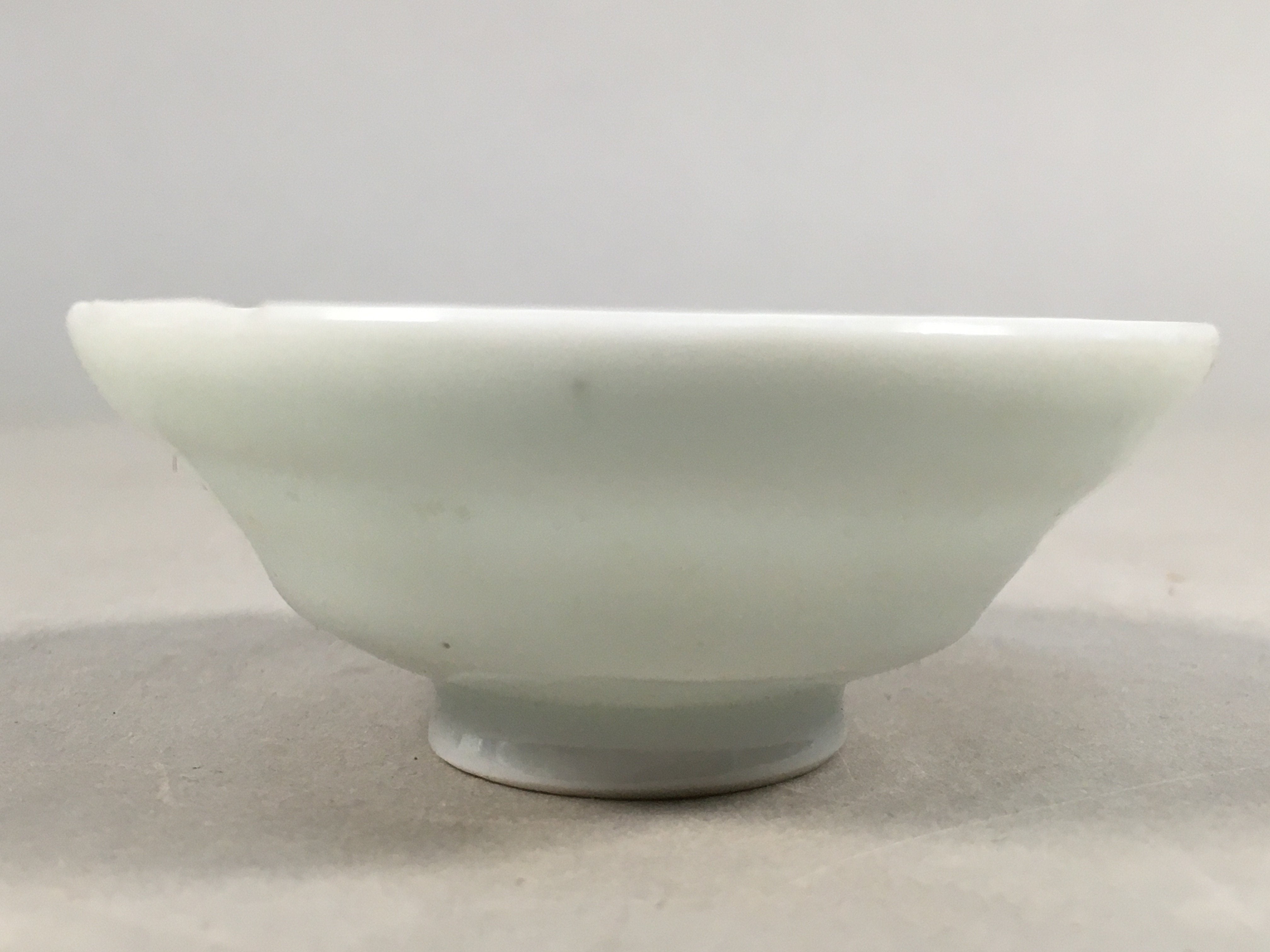 Japanese Porcelain Sake Cup Guinomi Sakazuki Vtg White Rokurome GU809
