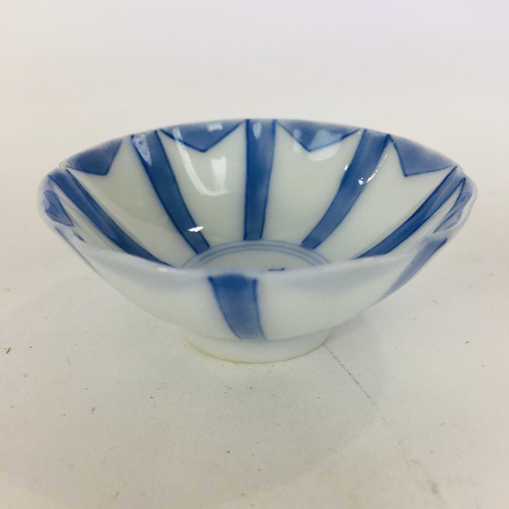 Japanese Porcelain Sake Cup Vtg Guinomi Ochoko Blue White Flower Design GU961