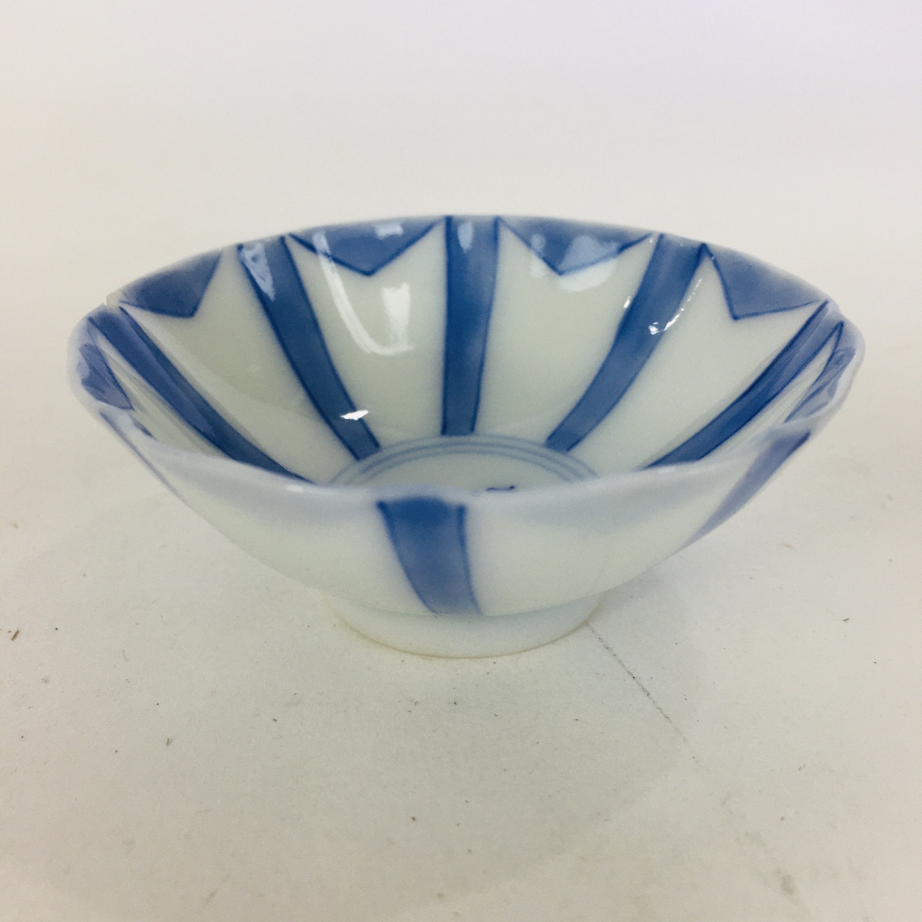 Japanese Porcelain Sake Cup Vtg Guinomi Ochoko Blue White Flower Design GU961