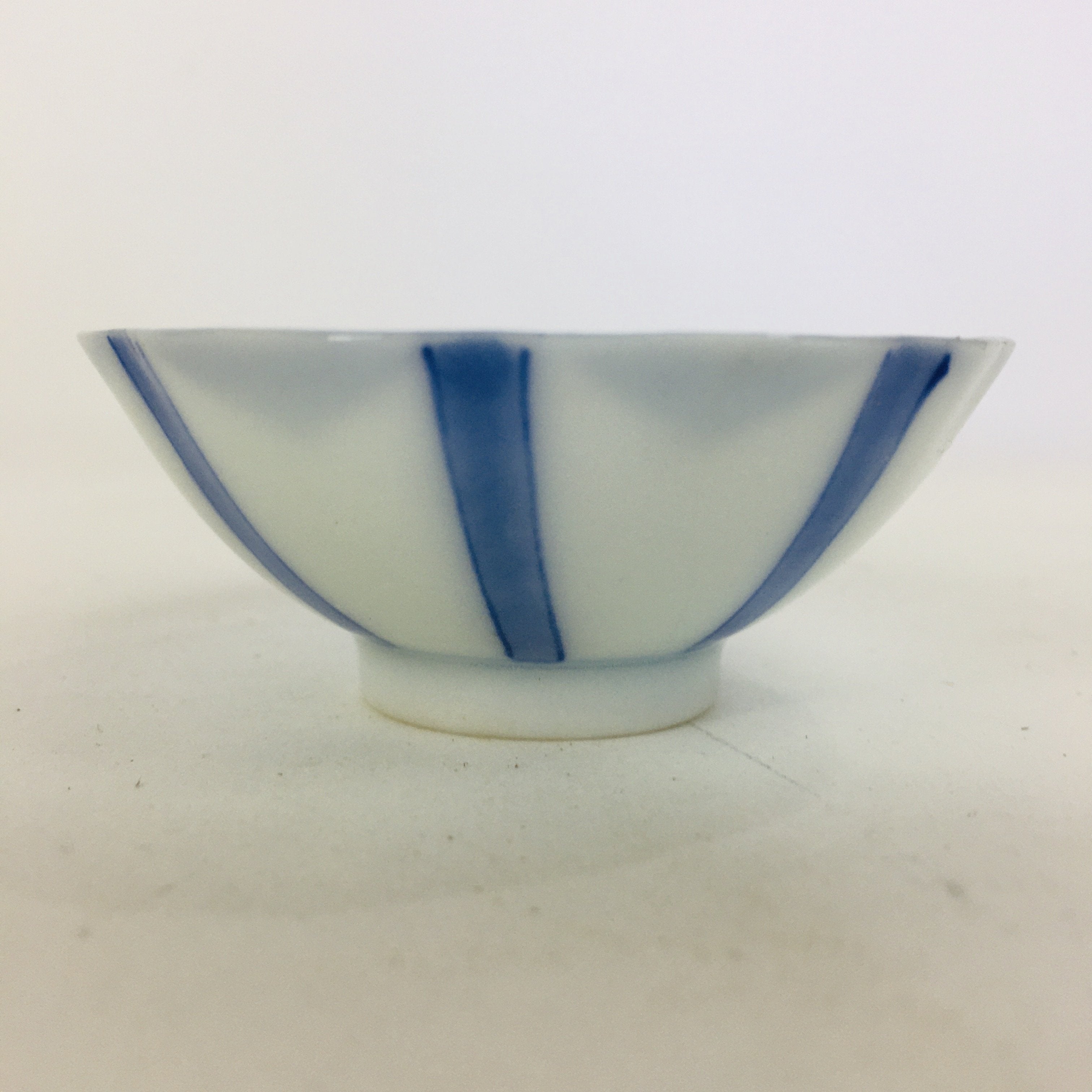 Japanese Porcelain Sake Cup Vtg Guinomi Ochoko Blue White Flower Design GU961