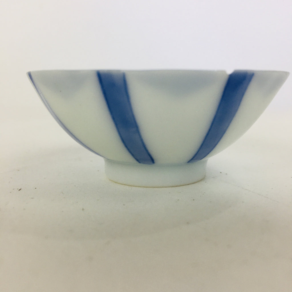 Japanese Porcelain Sake Cup Vtg Guinomi Ochoko Blue White Flower Design GU961