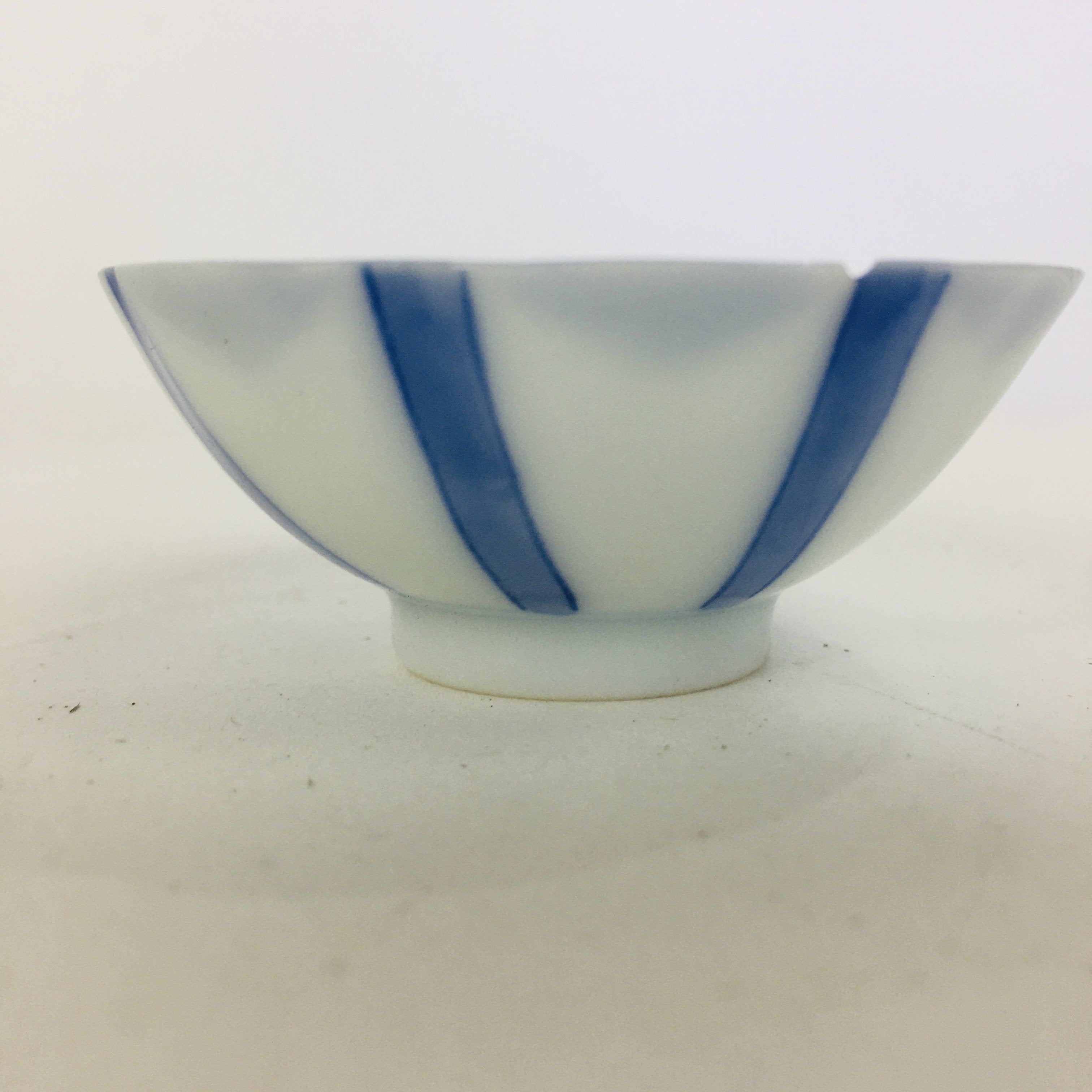 Japanese Porcelain Sake Cup Vtg Guinomi Ochoko Blue White Flower Design GU961