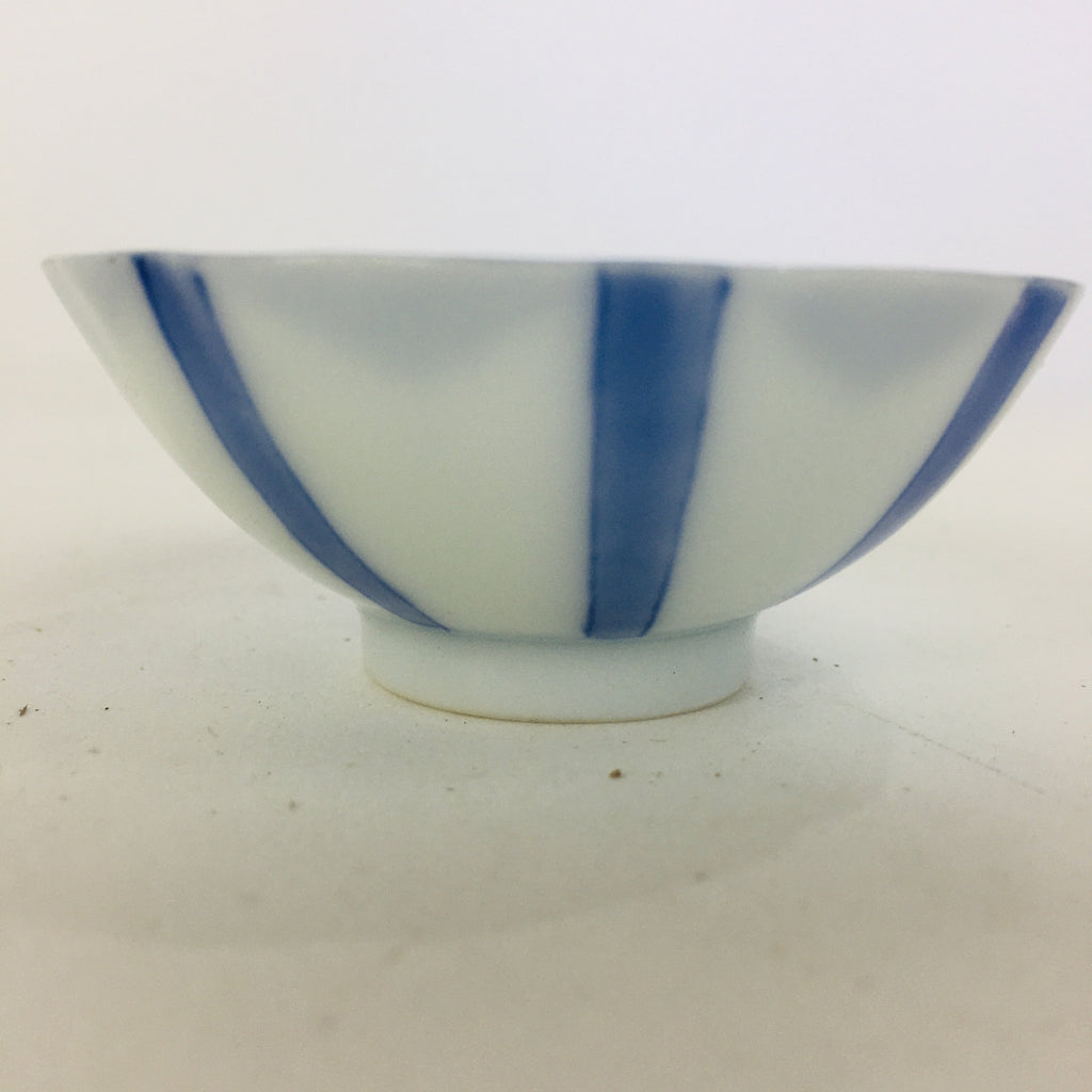 Japanese Porcelain Sake Cup Vtg Guinomi Ochoko Blue White Flower Design GU961