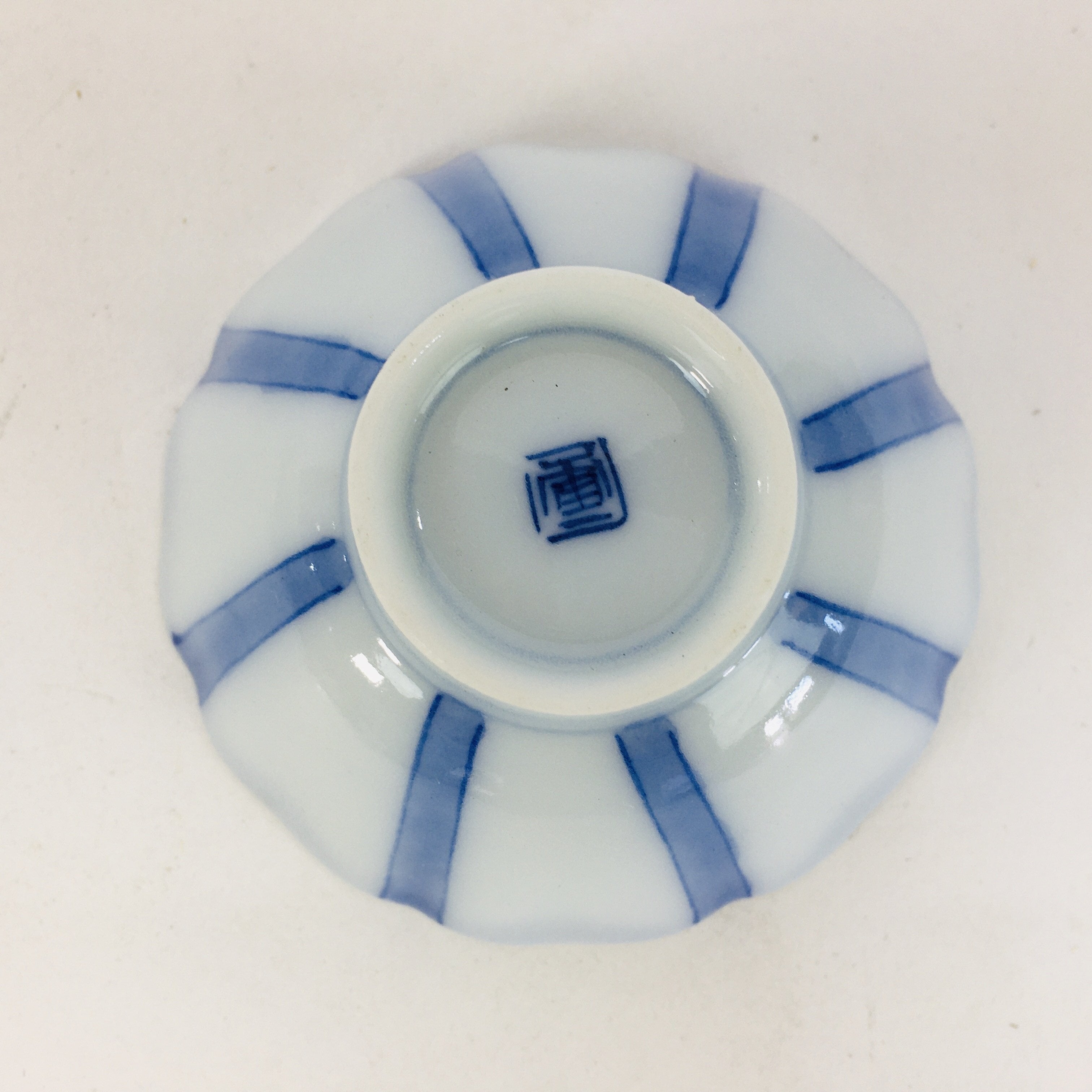 Japanese Porcelain Sake Cup Vtg Guinomi Ochoko Blue White Flower Design GU961