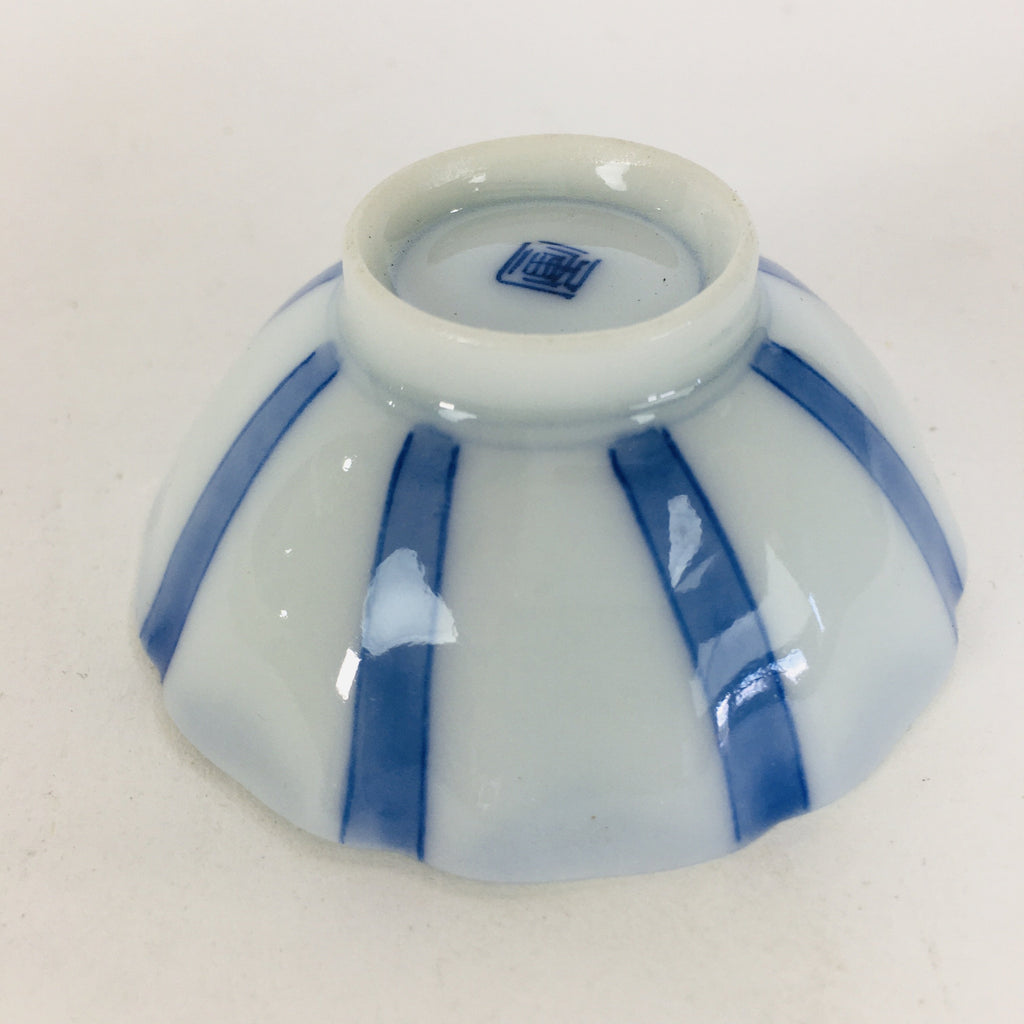 Japanese Porcelain Sake Cup Vtg Guinomi Ochoko Blue White Flower Design GU961