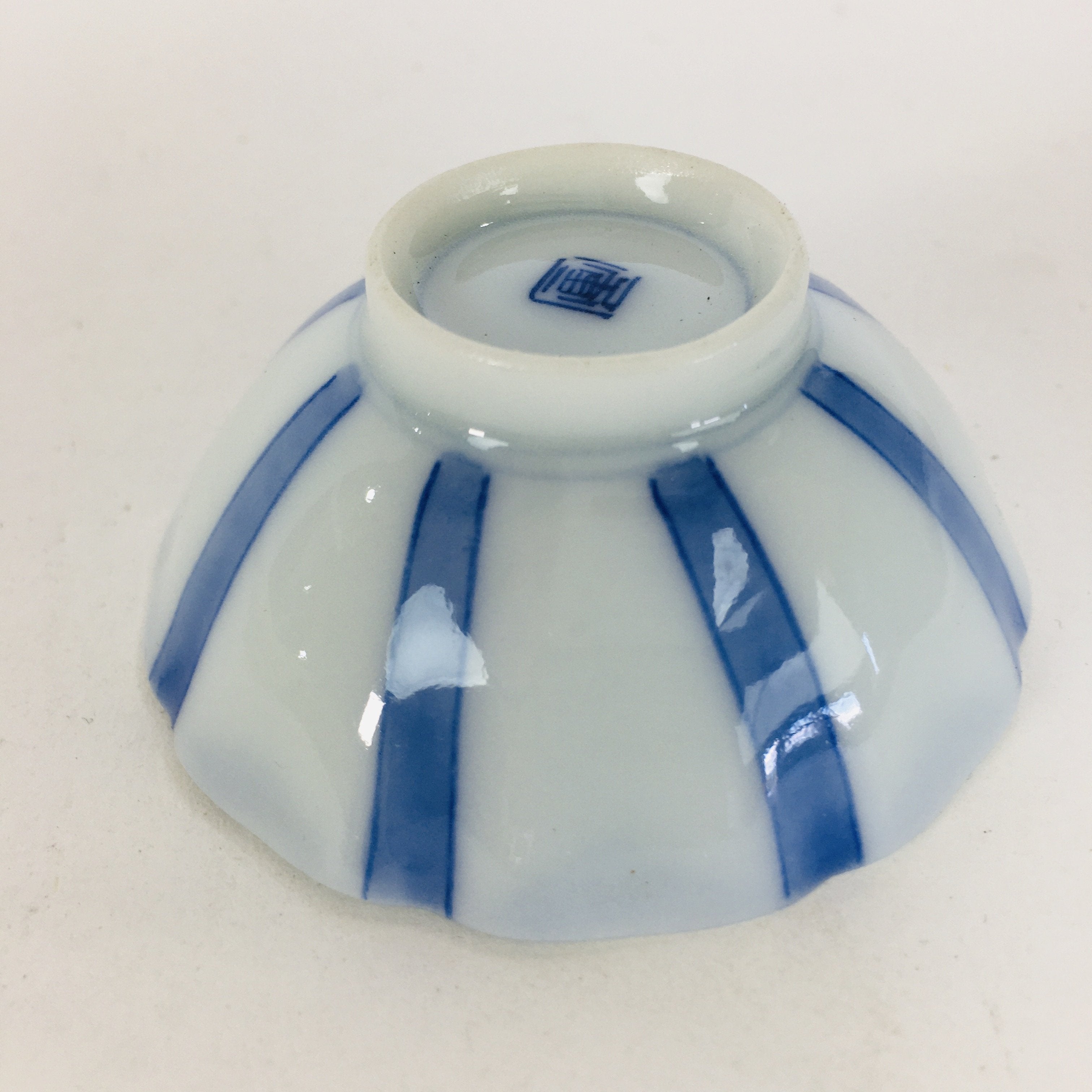 Japanese Porcelain Sake Cup Vtg Guinomi Ochoko Blue White Flower Design GU961