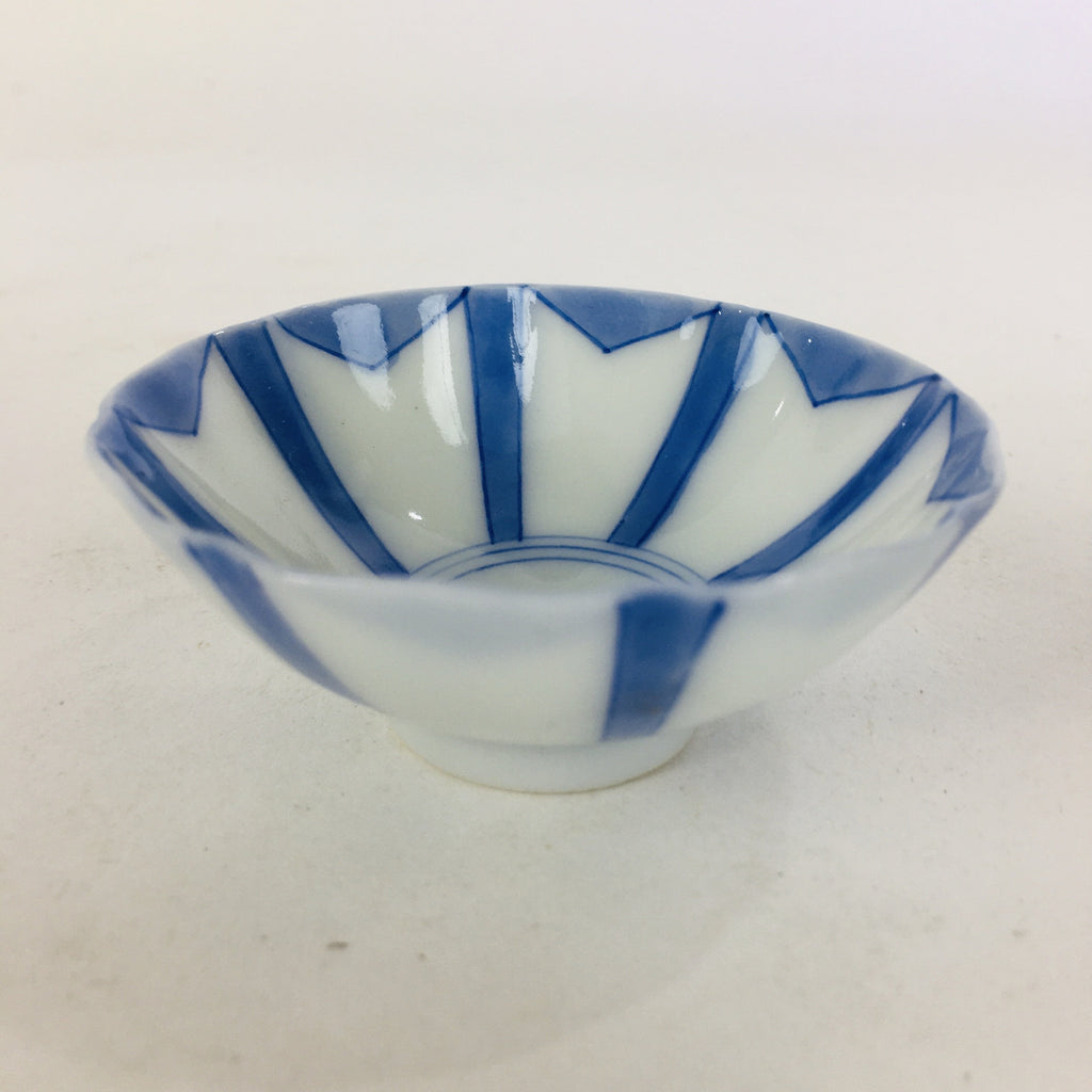 Japanese Porcelain Sake Cup Vtg Guinomi Ochoko Blue White Flower Design GU962