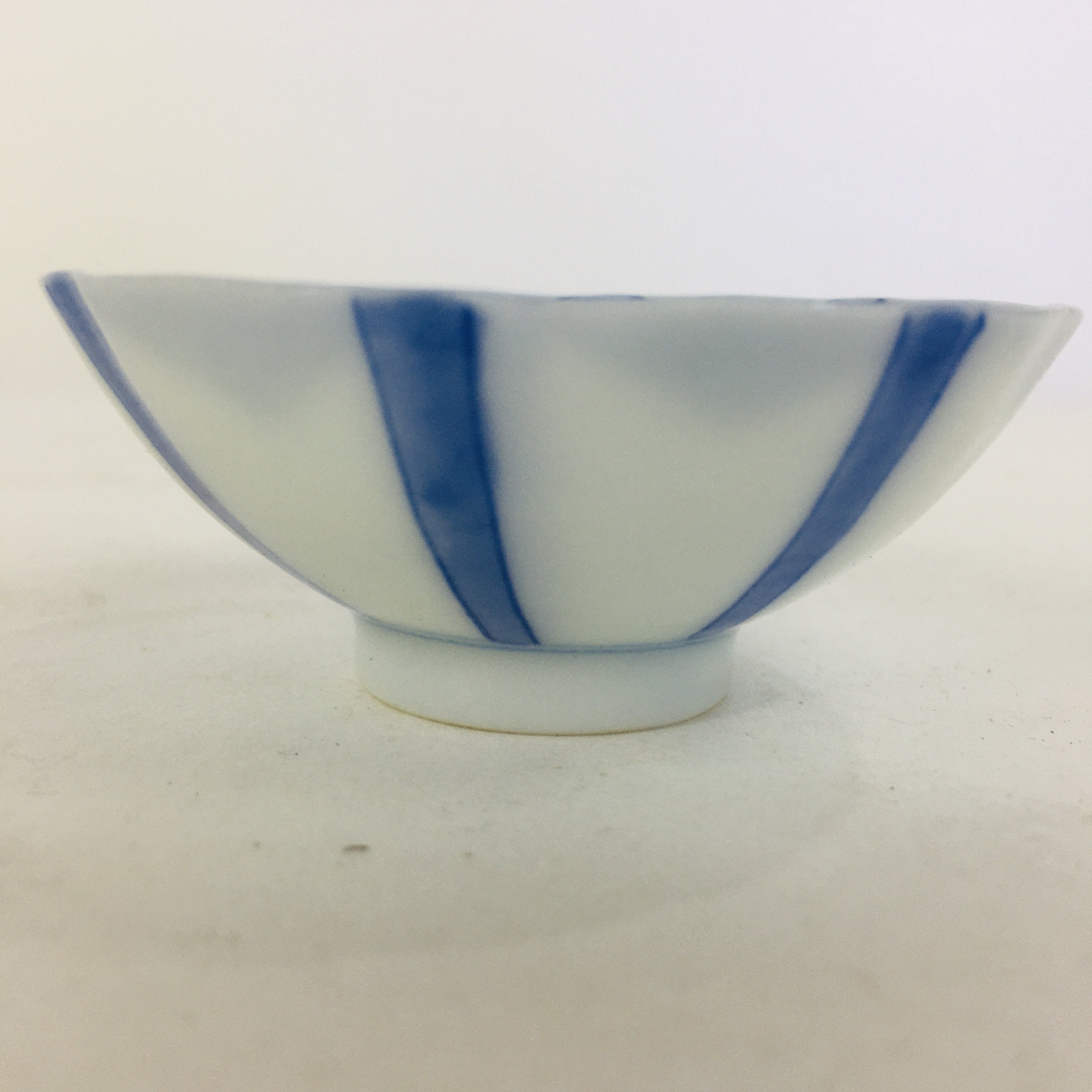 Japanese Porcelain Sake Cup Vtg Guinomi Ochoko Blue White Flower Design GU962