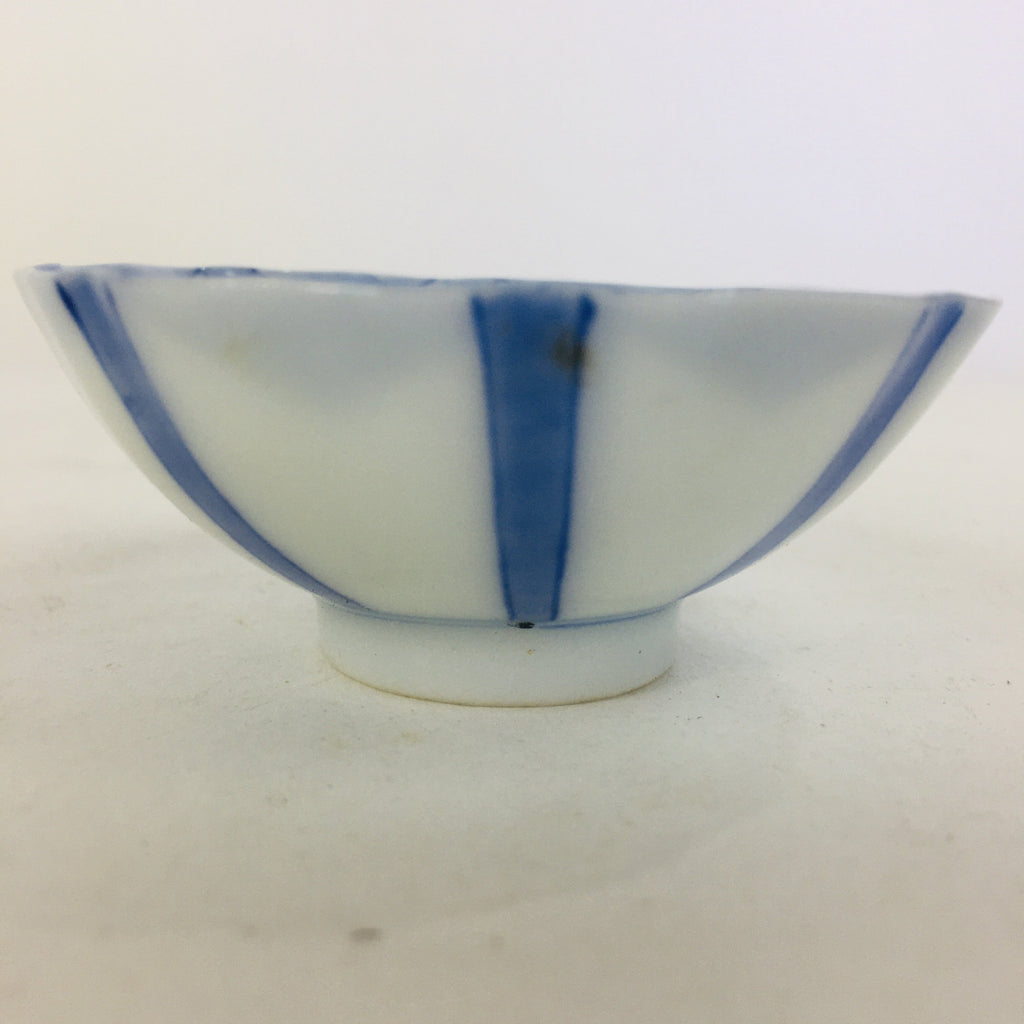 Japanese Porcelain Sake Cup Vtg Guinomi Ochoko Blue White Flower Design GU962