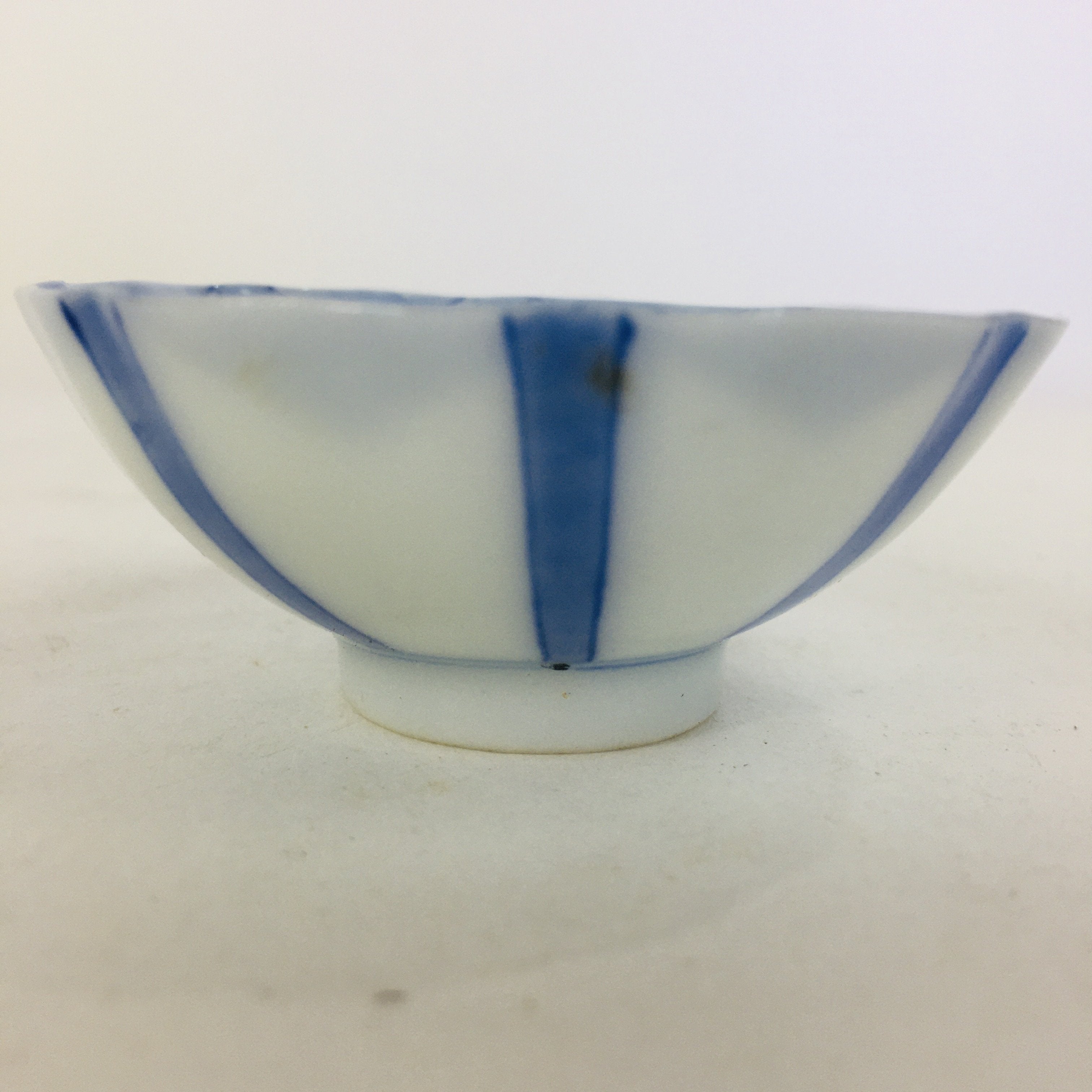 Japanese Porcelain Sake Cup Vtg Guinomi Ochoko Blue White Flower Design GU962