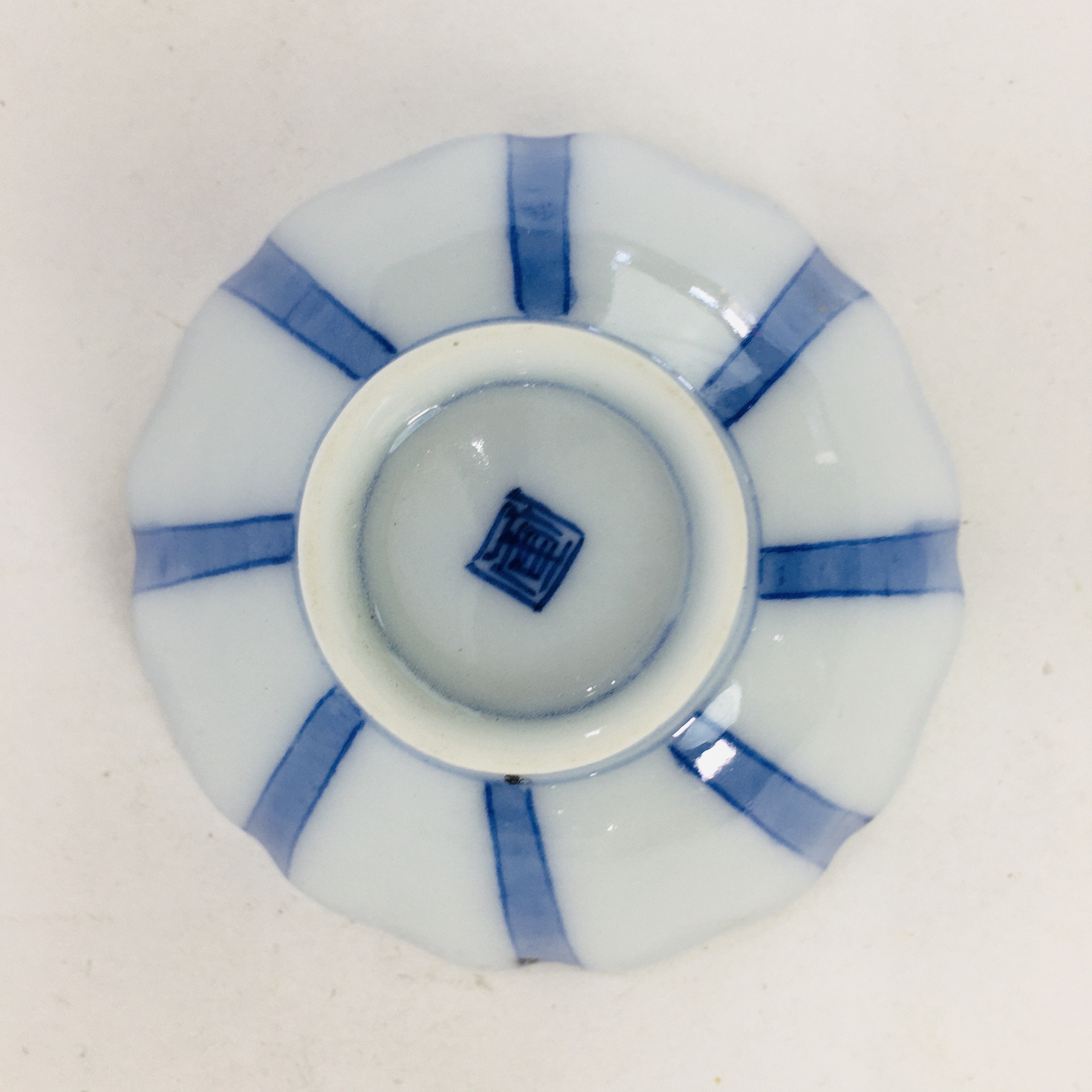 Japanese Porcelain Sake Cup Vtg Guinomi Ochoko Blue White Flower Design GU962