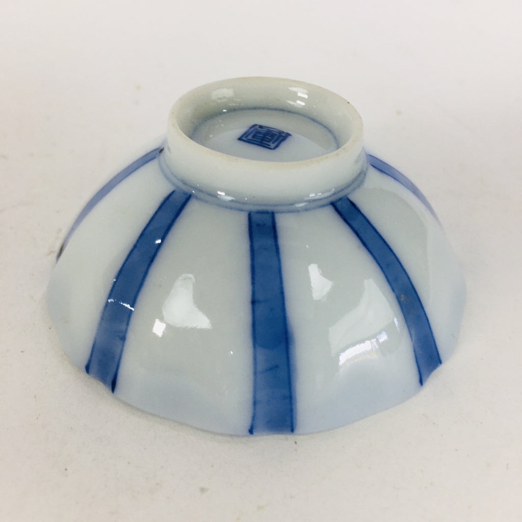 Japanese Porcelain Sake Cup Vtg Guinomi Ochoko Blue White Flower Design GU962