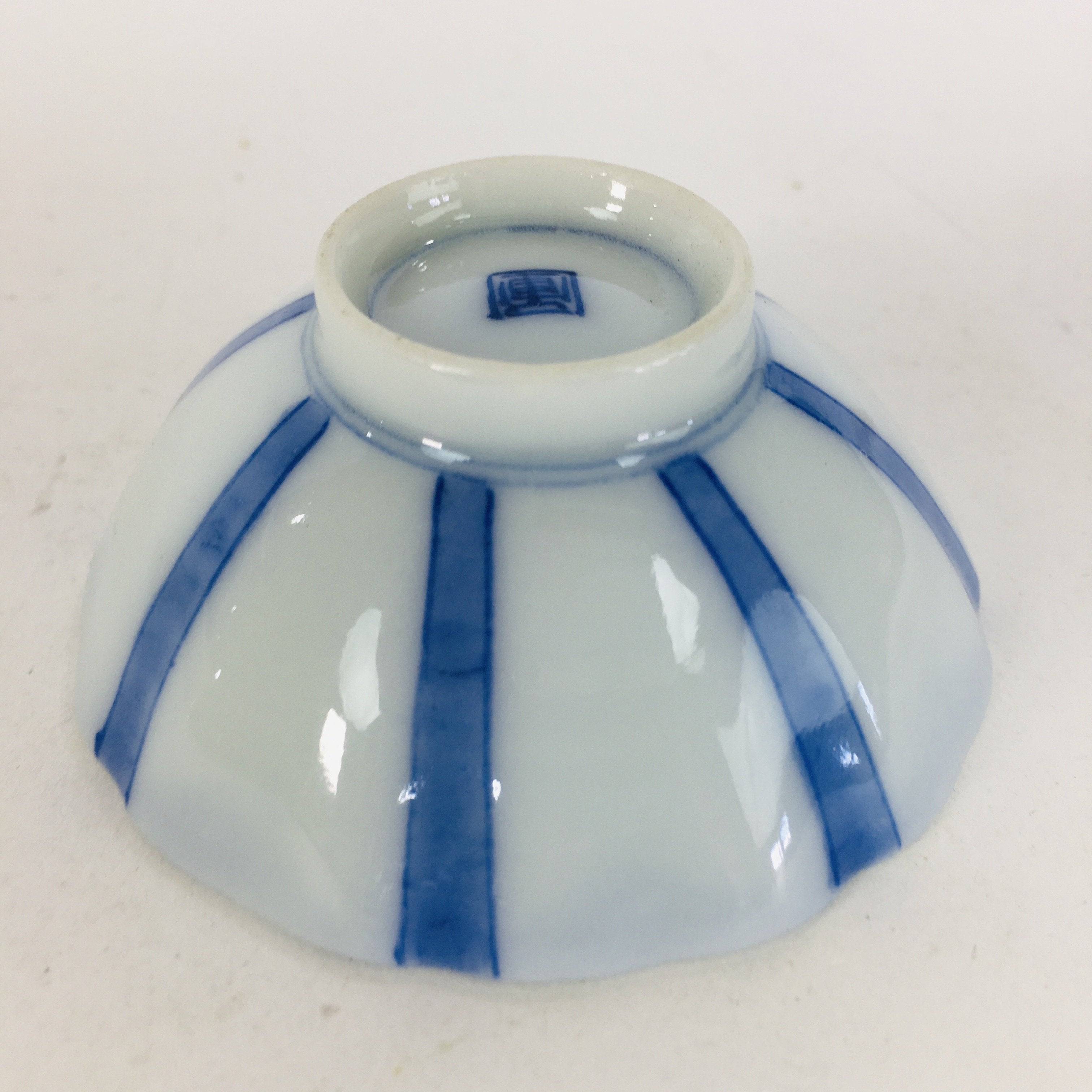 Japanese Porcelain Sake Cup Vtg Guinomi Ochoko Blue White Flower Design GU962