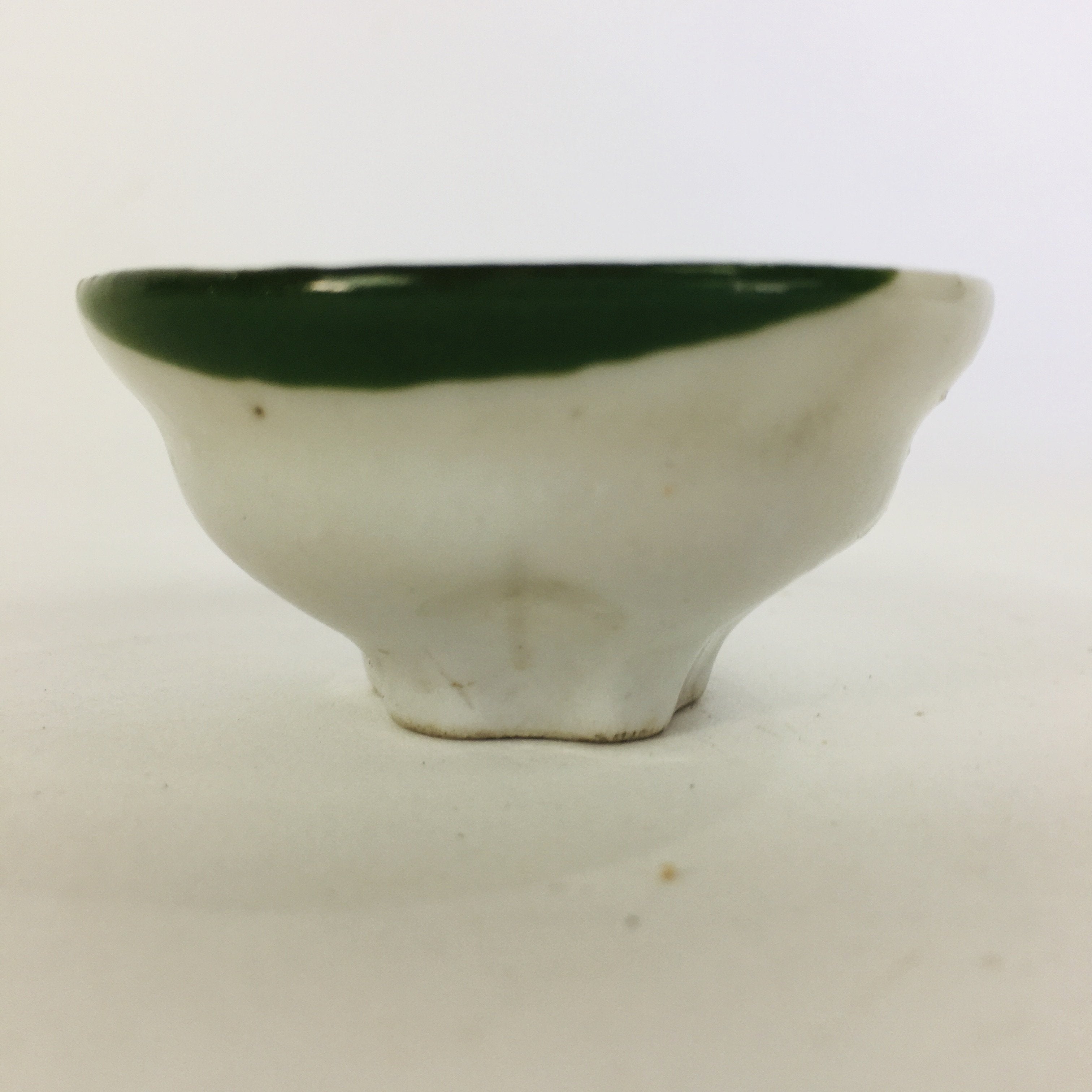 Japanese Porcelain Sake Cup Vtg Guinomi Ochoko Flower Shape Bottom Design GU965
