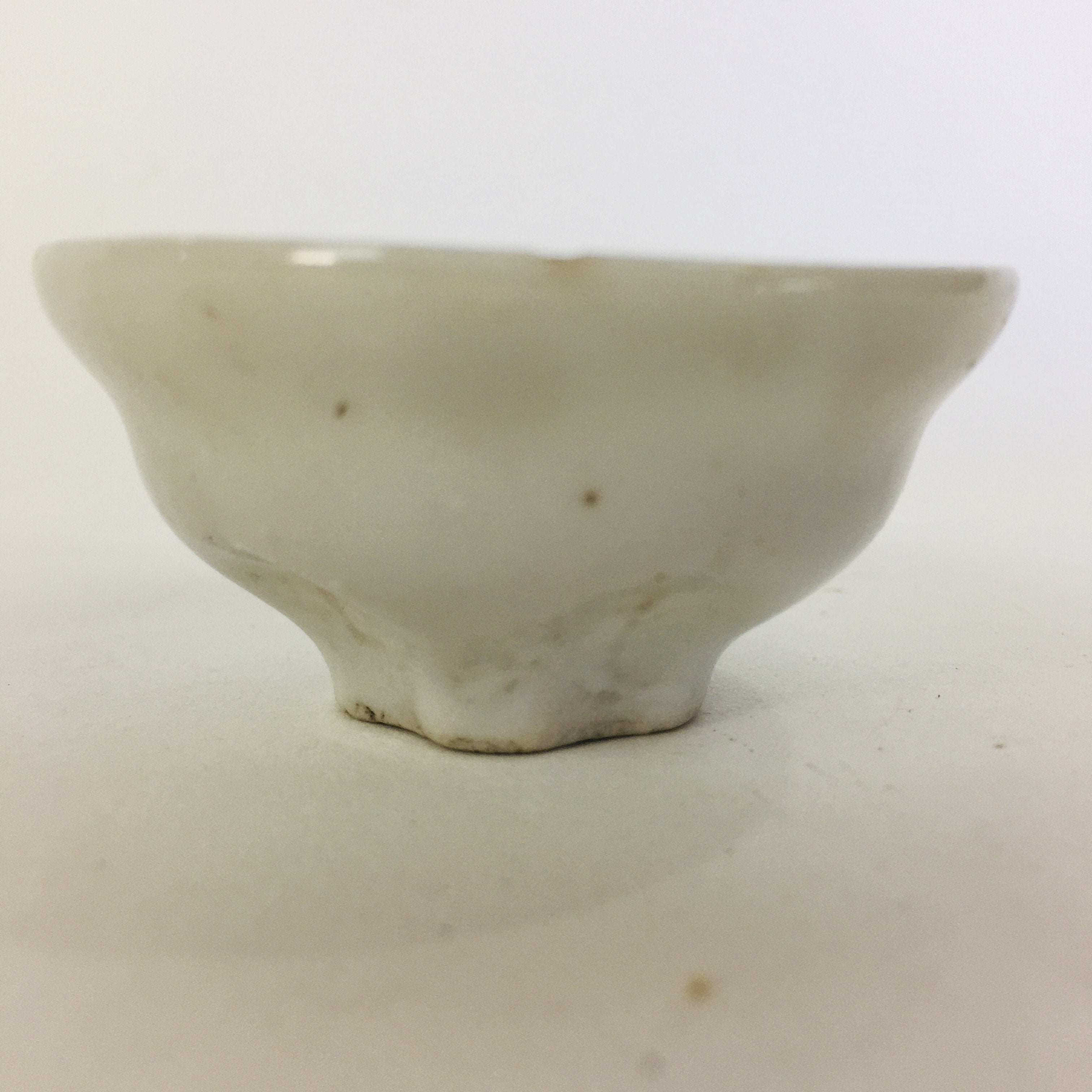 Japanese Porcelain Sake Cup Vtg Guinomi Ochoko Flower Shape Bottom Design GU965