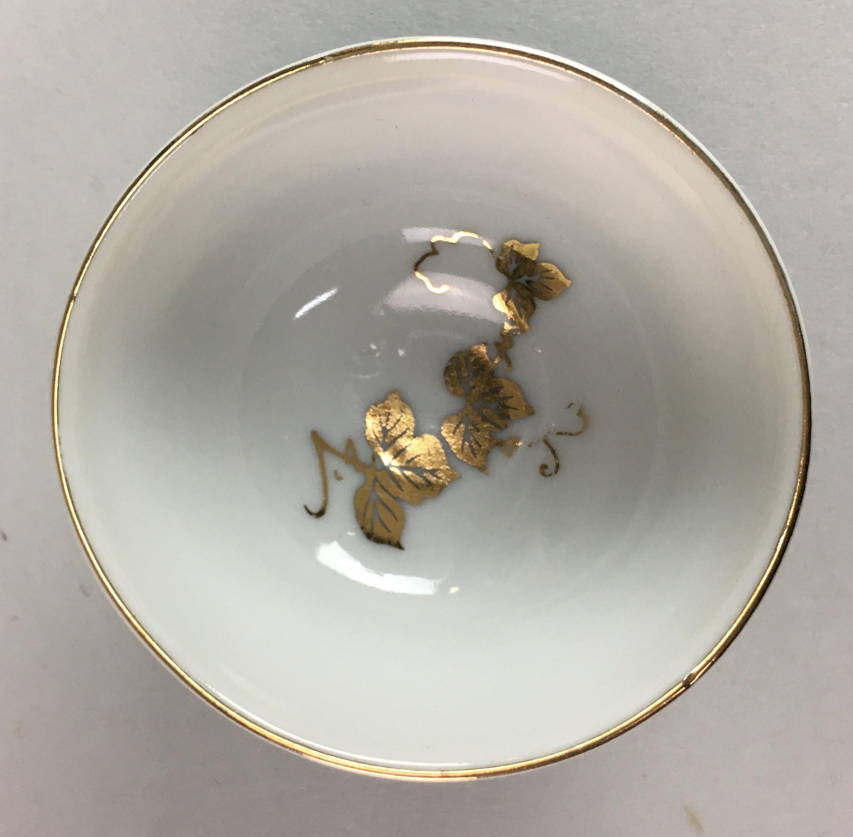 Japanese Porcelain Sake Cup Vtg Guinomi White Gold Leaf Hand Painted GU358
