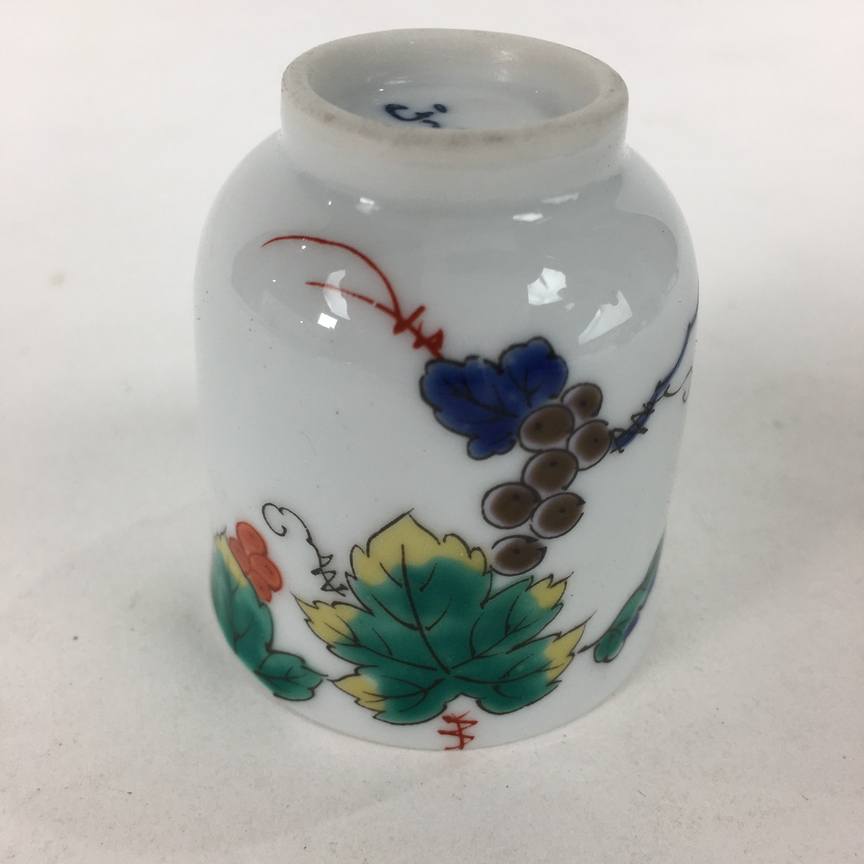 Japanese Porcelain Sake Cup Vtg Hand-painted Grapes White Guinomi Ochoko G33