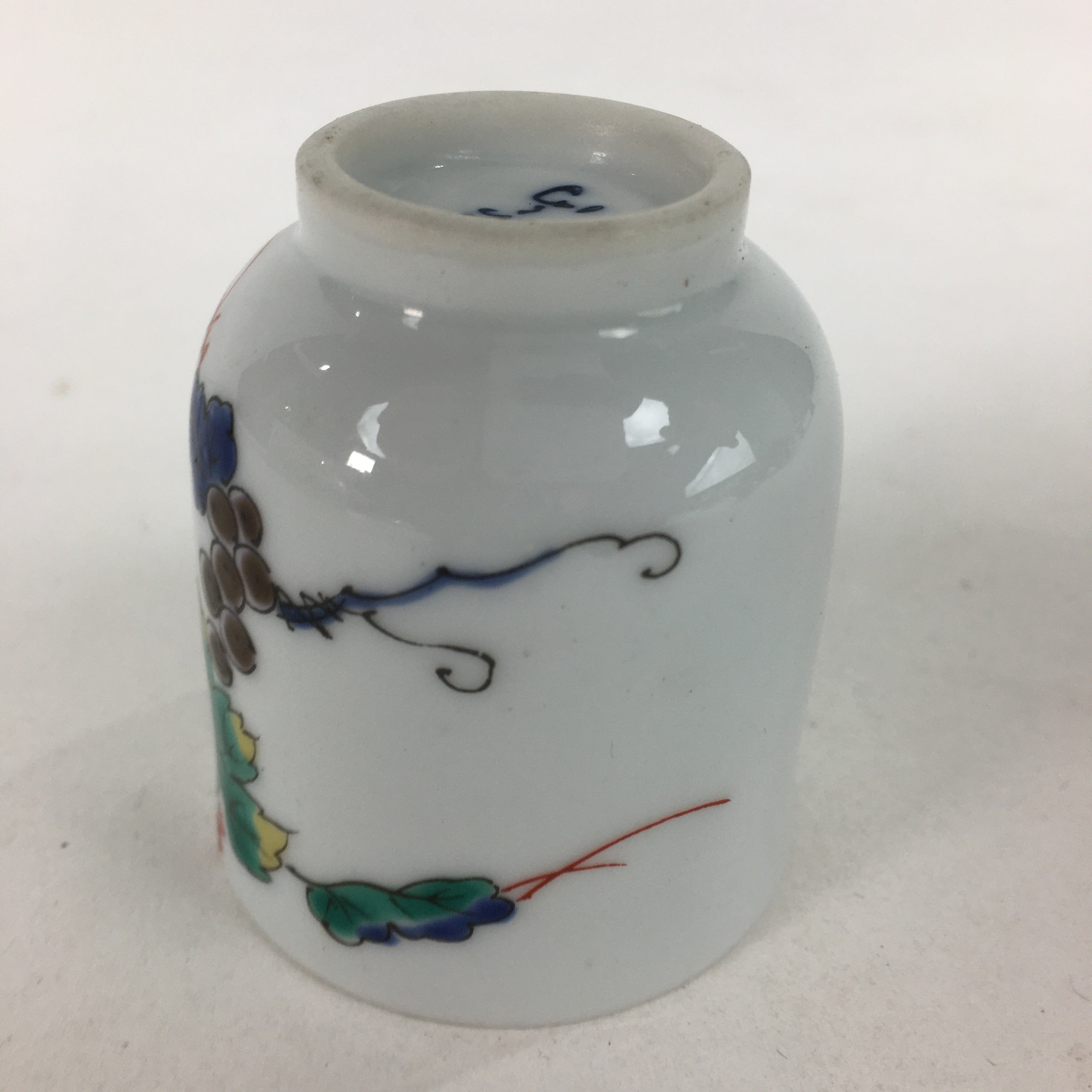Japanese Porcelain Sake Cup Vtg Hand-painted Grapes White Guinomi Ochoko G33