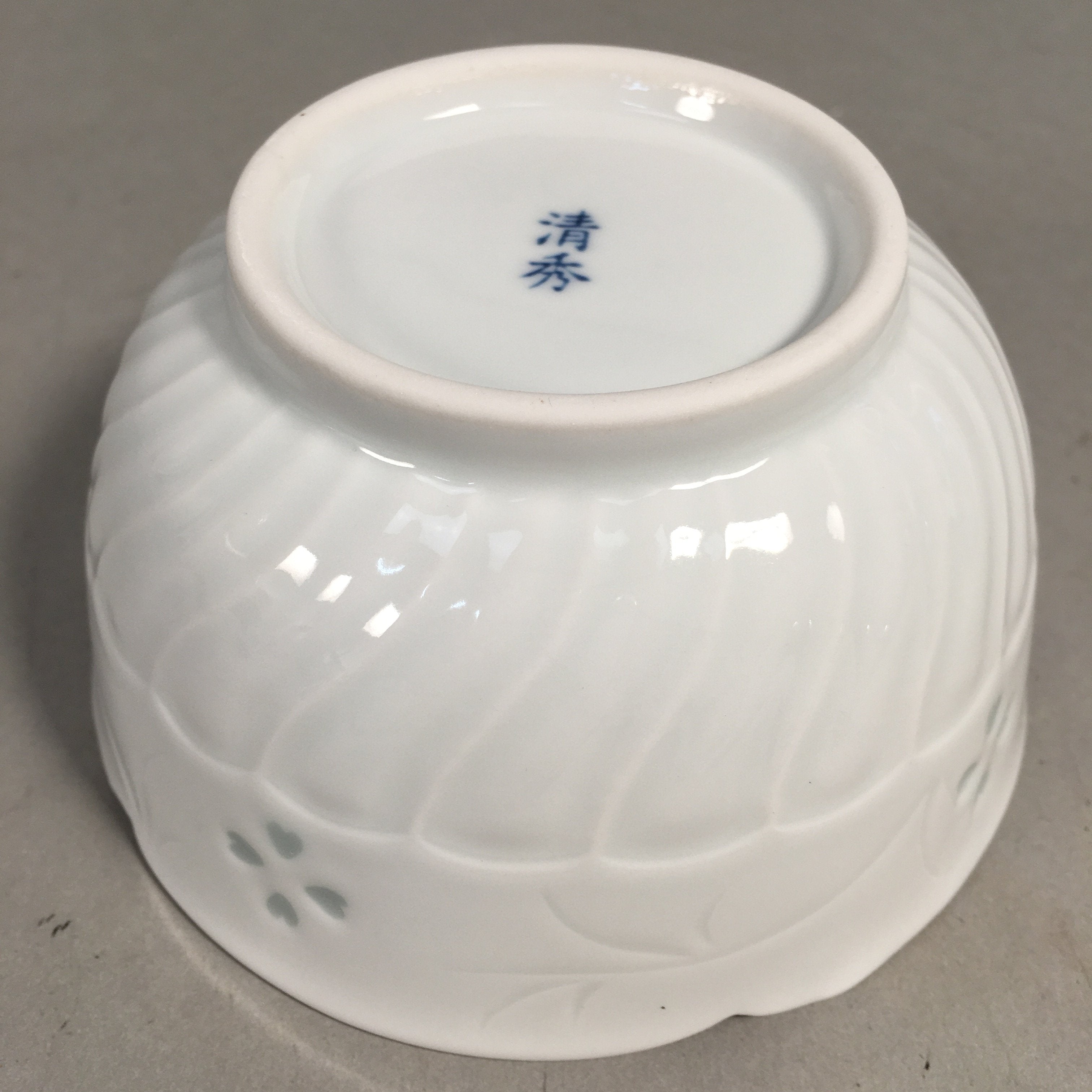 Japanese Porcelain Small Bowl Arita ware Vtg Kobachi White Floral Petal QT106