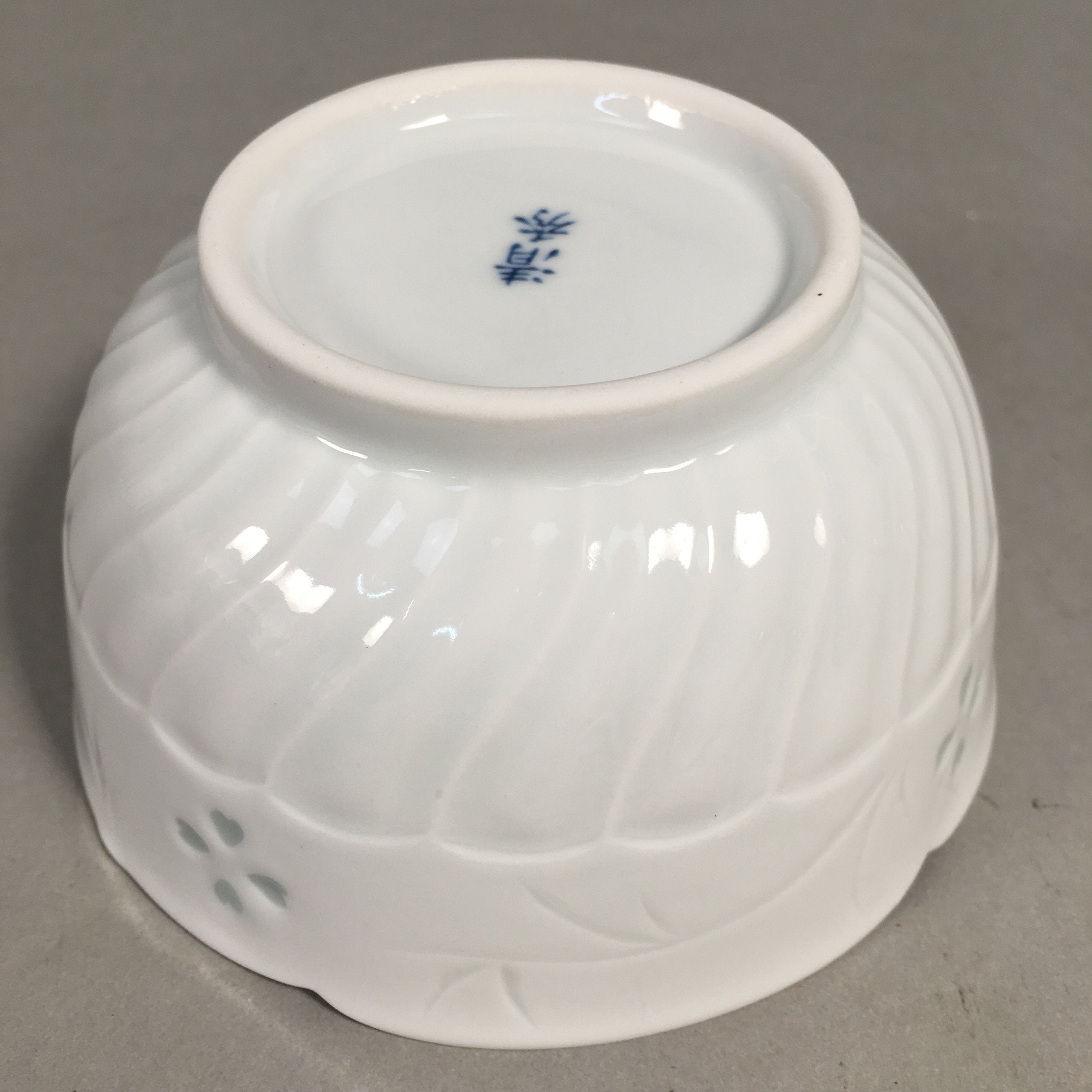 Japanese Porcelain Small Bowl Arita ware Vtg Kobachi White Floral Petal QT106