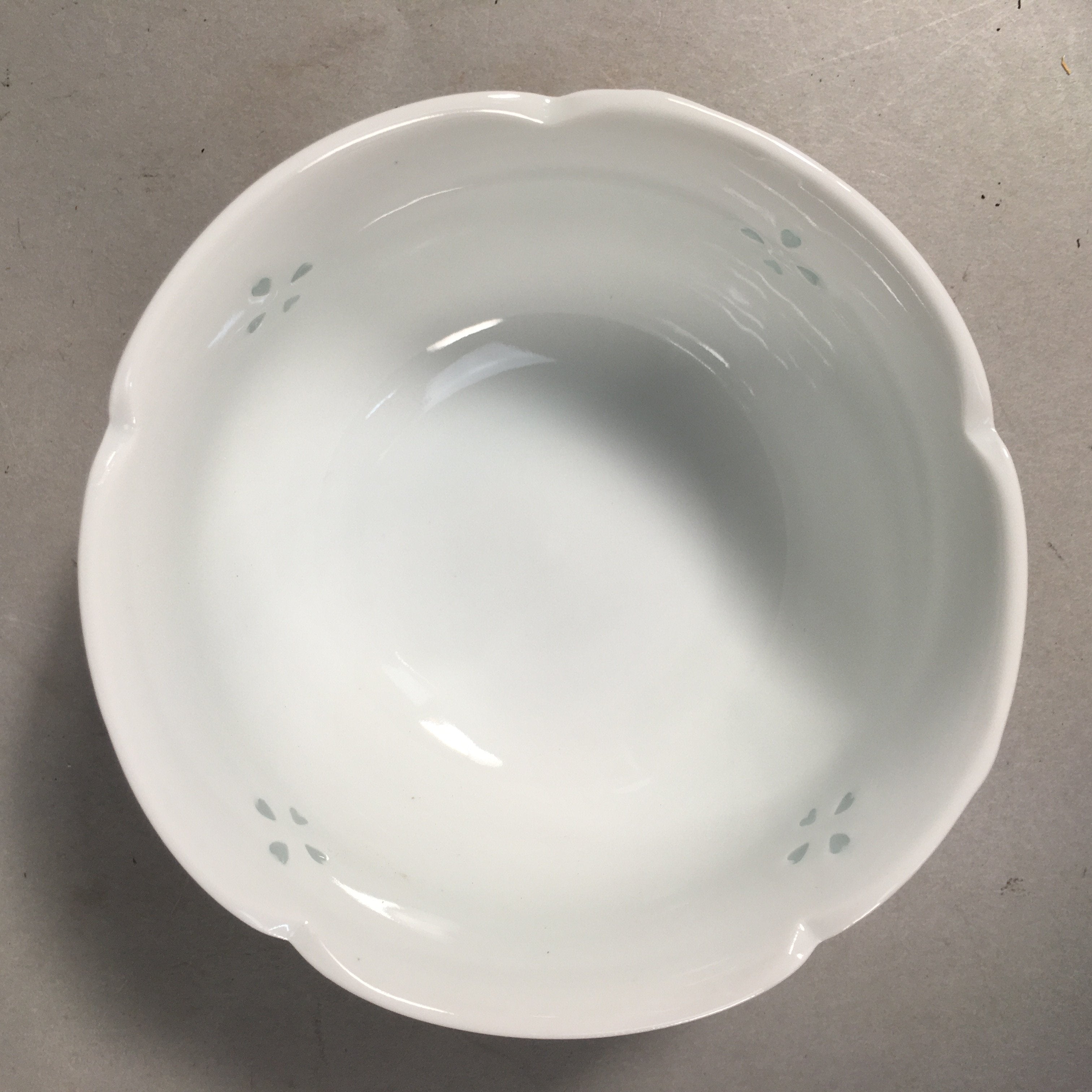 Japanese Porcelain Small Bowl Arita ware Vtg Kobachi White Floral Petal QT106