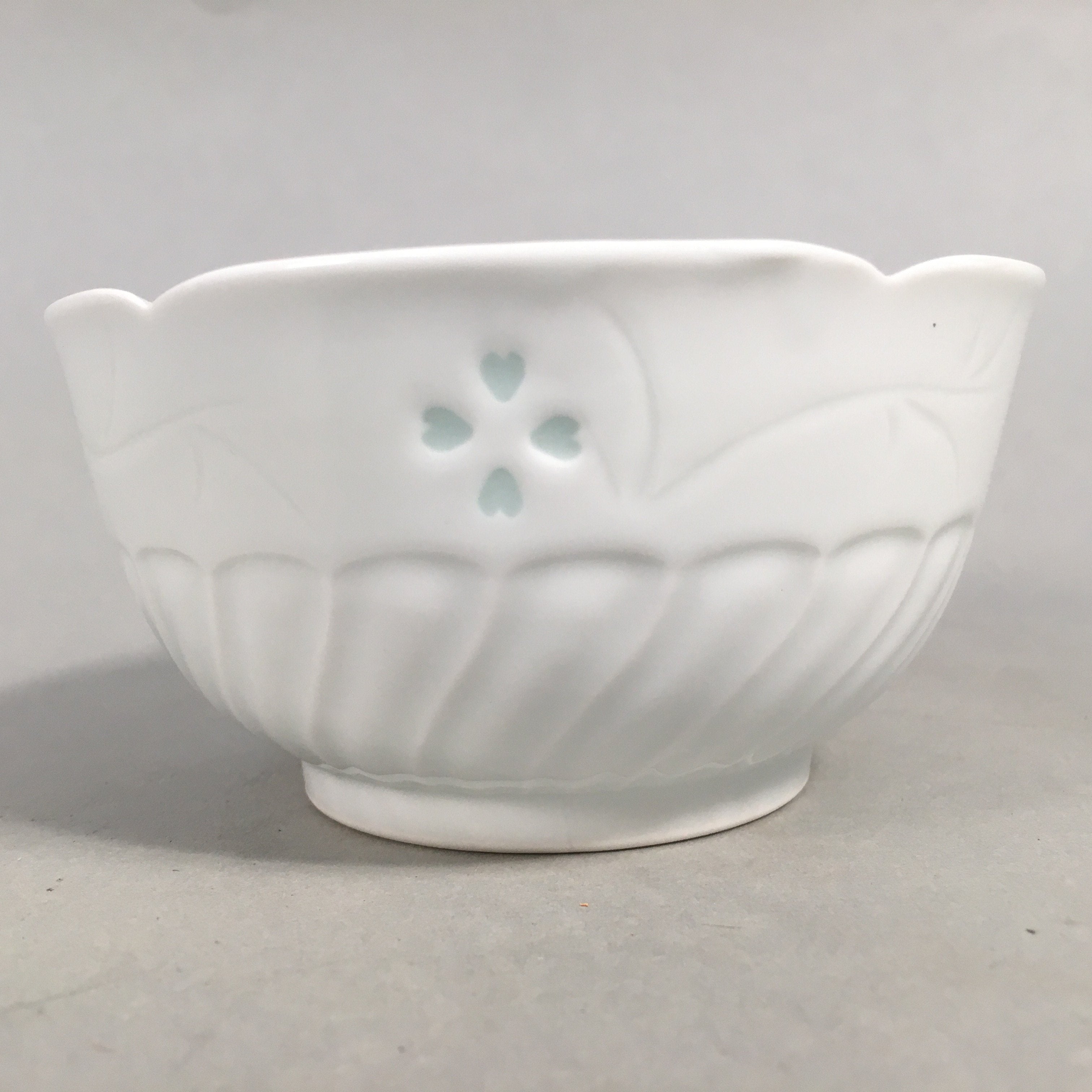 Japanese Porcelain Small Bowl Arita ware Vtg Kobachi White Floral Petal QT106