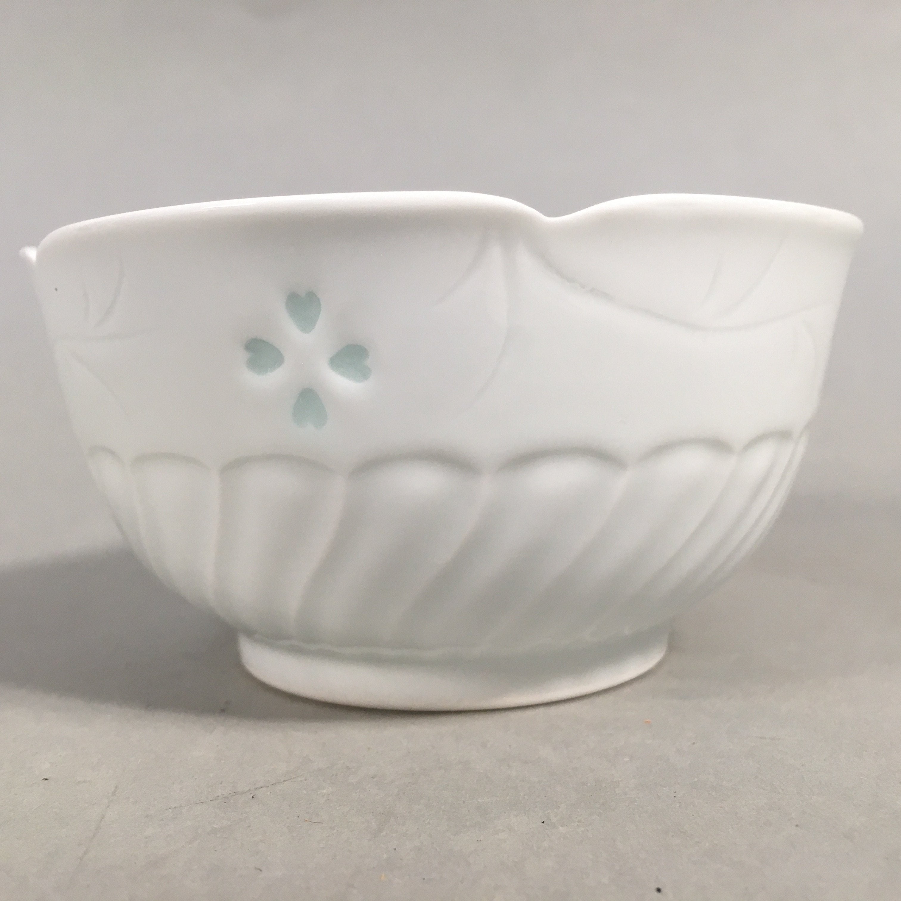 Japanese Porcelain Small Bowl Arita ware Vtg Kobachi White Floral Petal QT106