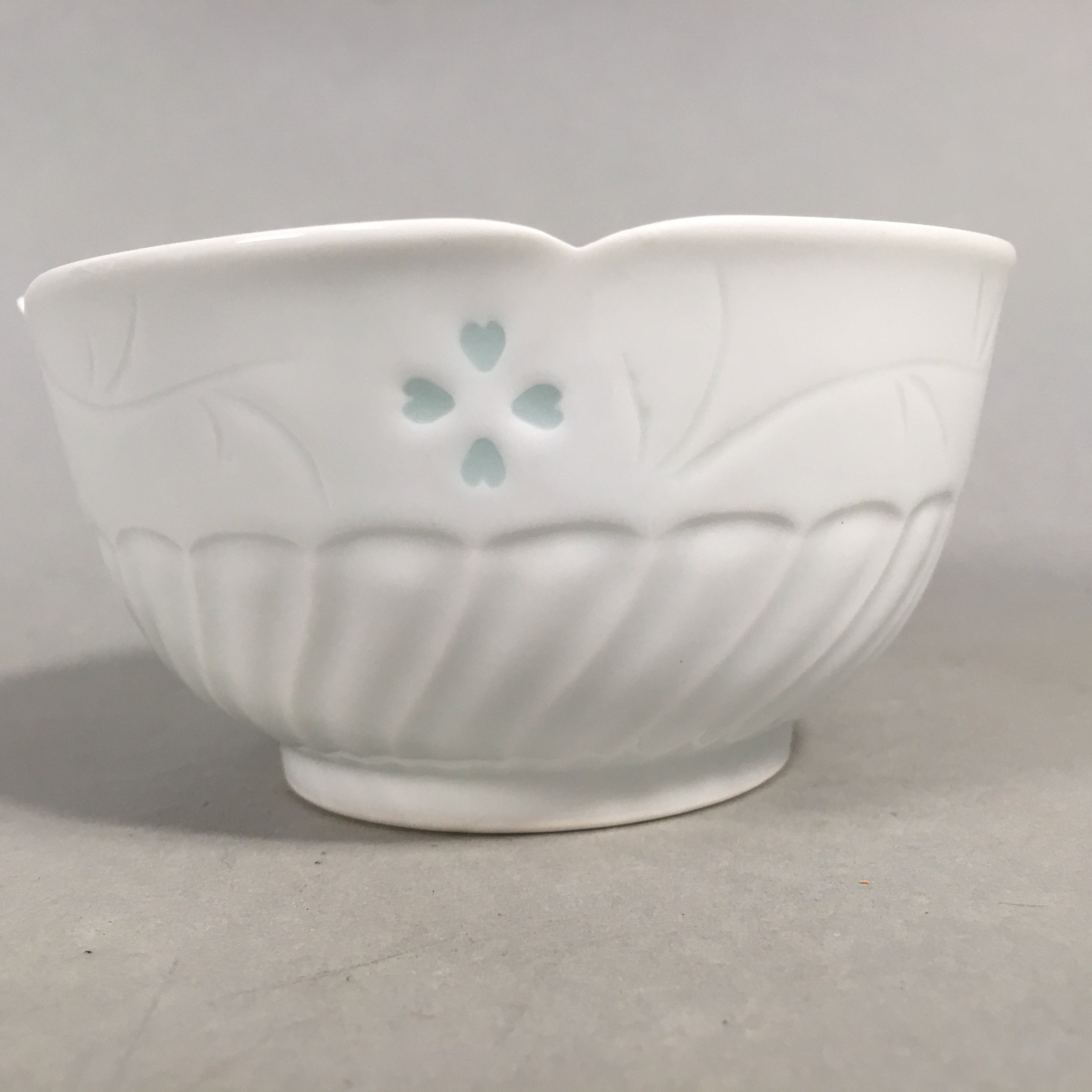 Japanese Porcelain Small Bowl Arita ware Vtg Kobachi White Floral Petal QT106