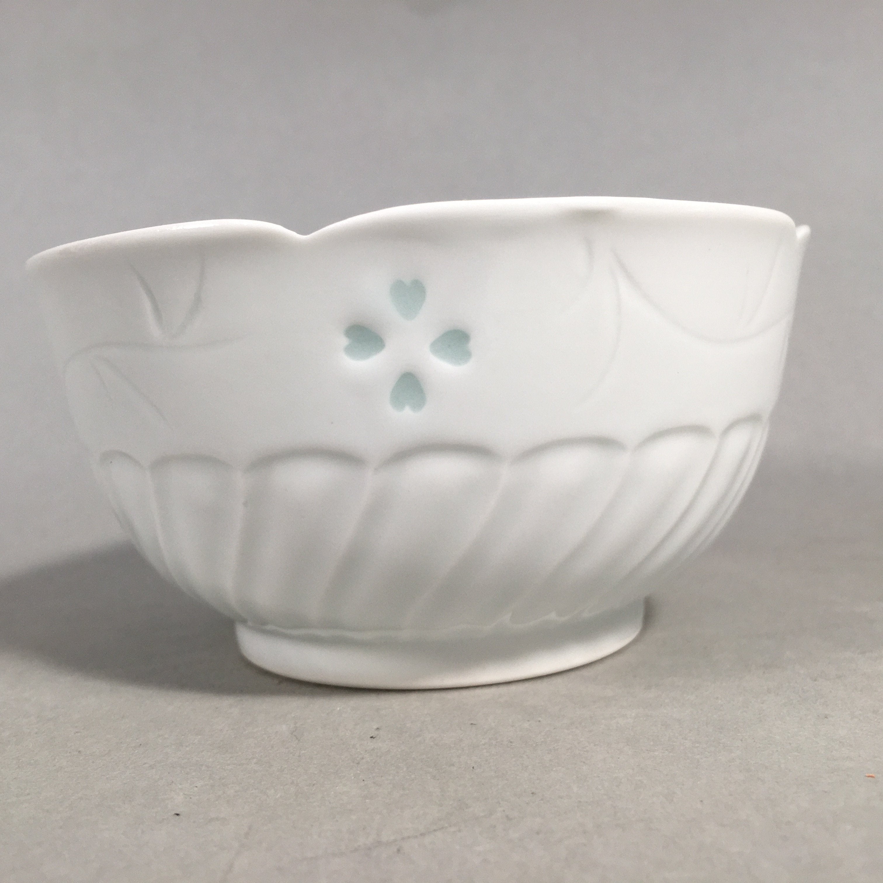 Japanese Porcelain Small Bowl Arita ware Vtg Kobachi White Floral Petal QT106