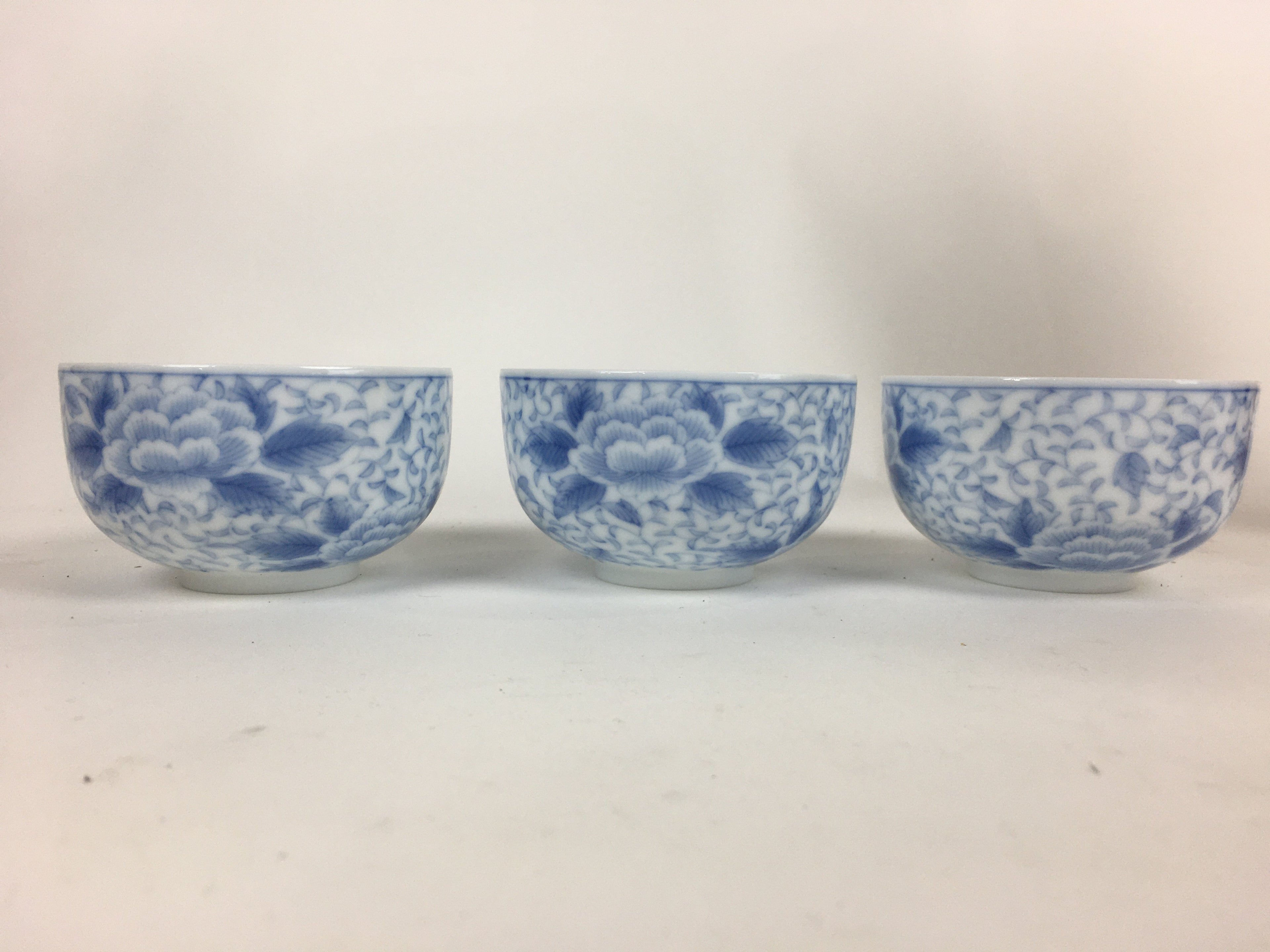 Japanese Porcelain Teacup 5pc Set Vtg Chawan Yunomi White Flower Box PX566