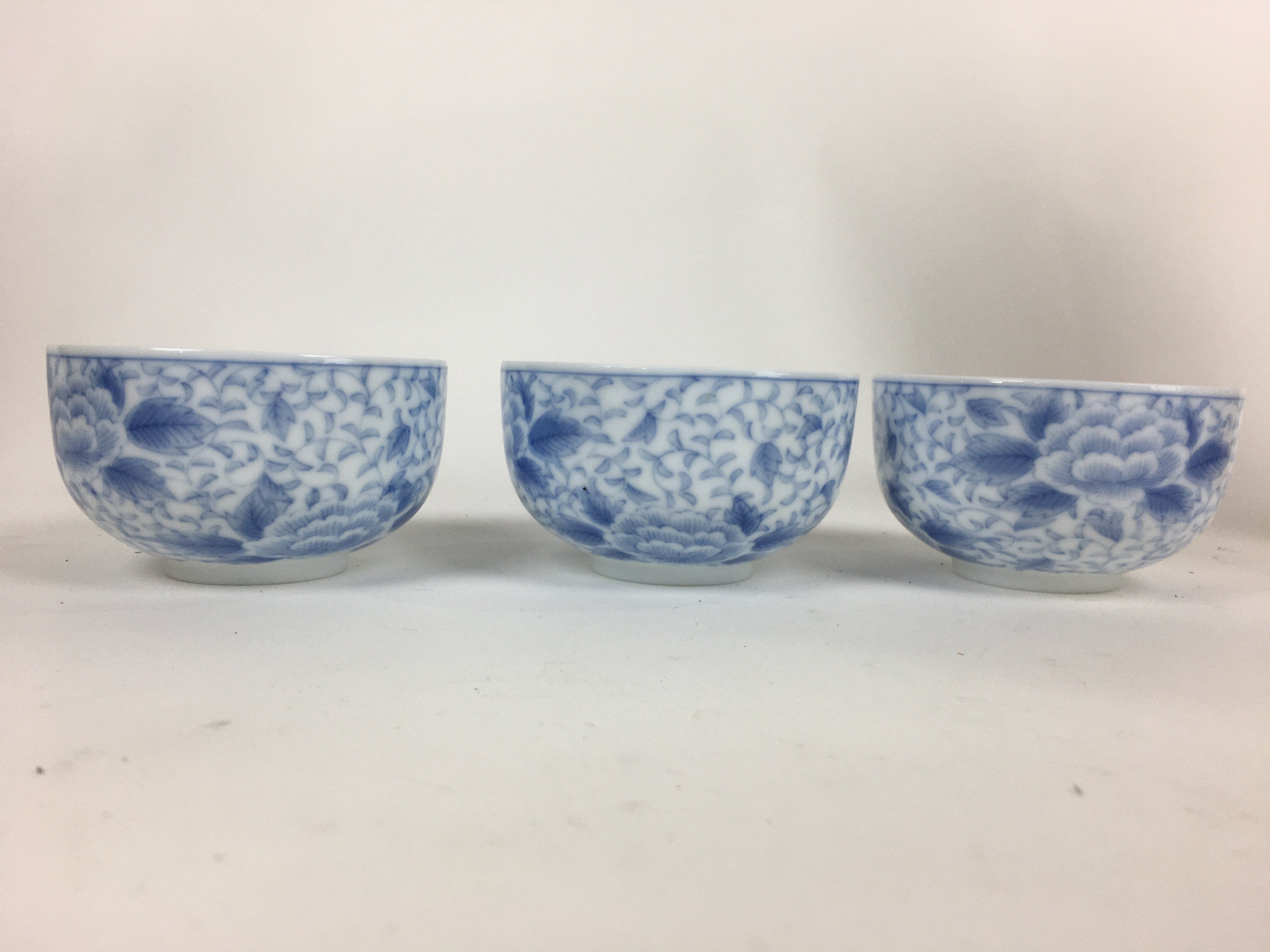 Japanese Porcelain Teacup 5pc Set Vtg Chawan Yunomi White Flower Box PX566