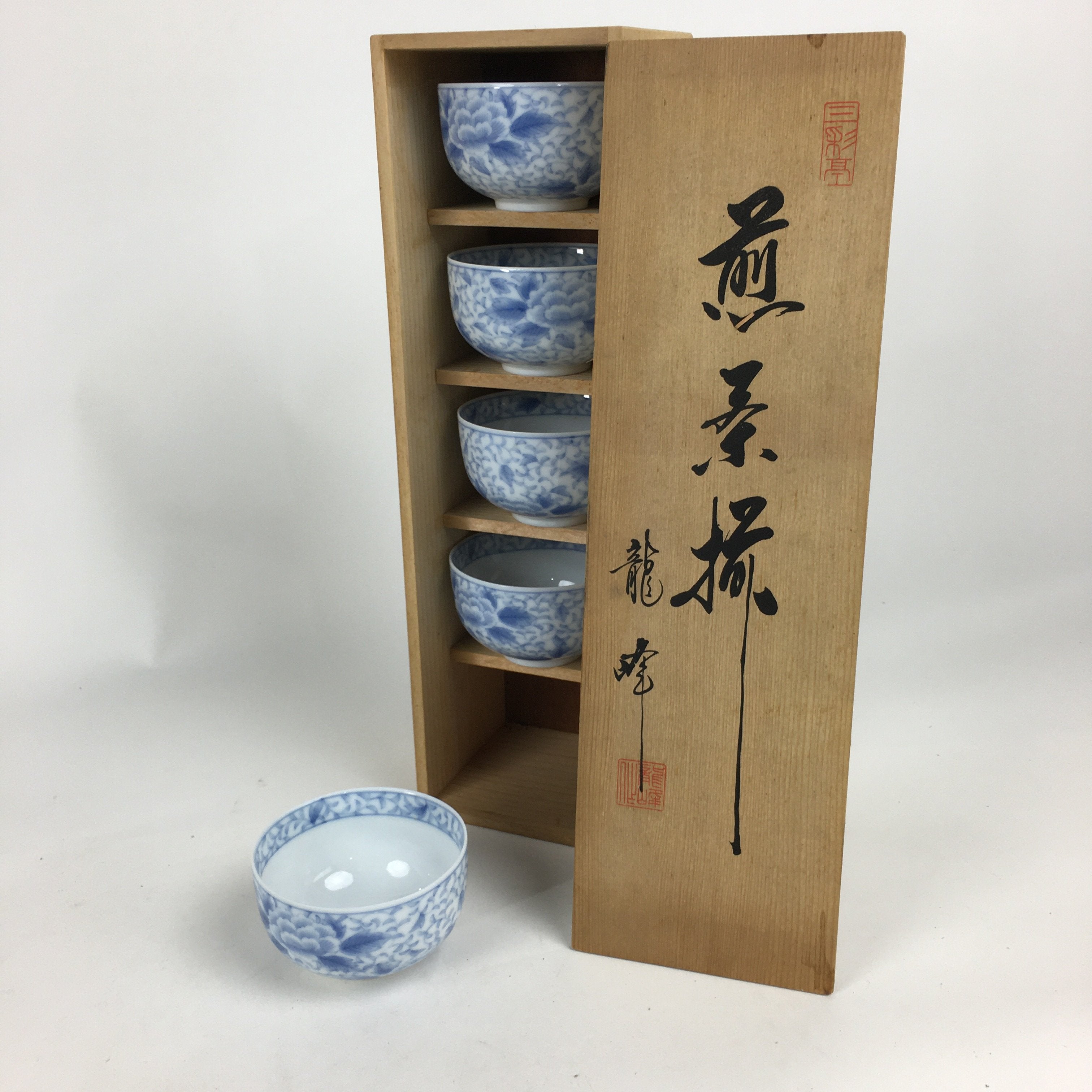 Japanese Porcelain Teacup 5pc Set Vtg Chawan Yunomi White Flower Box PX566