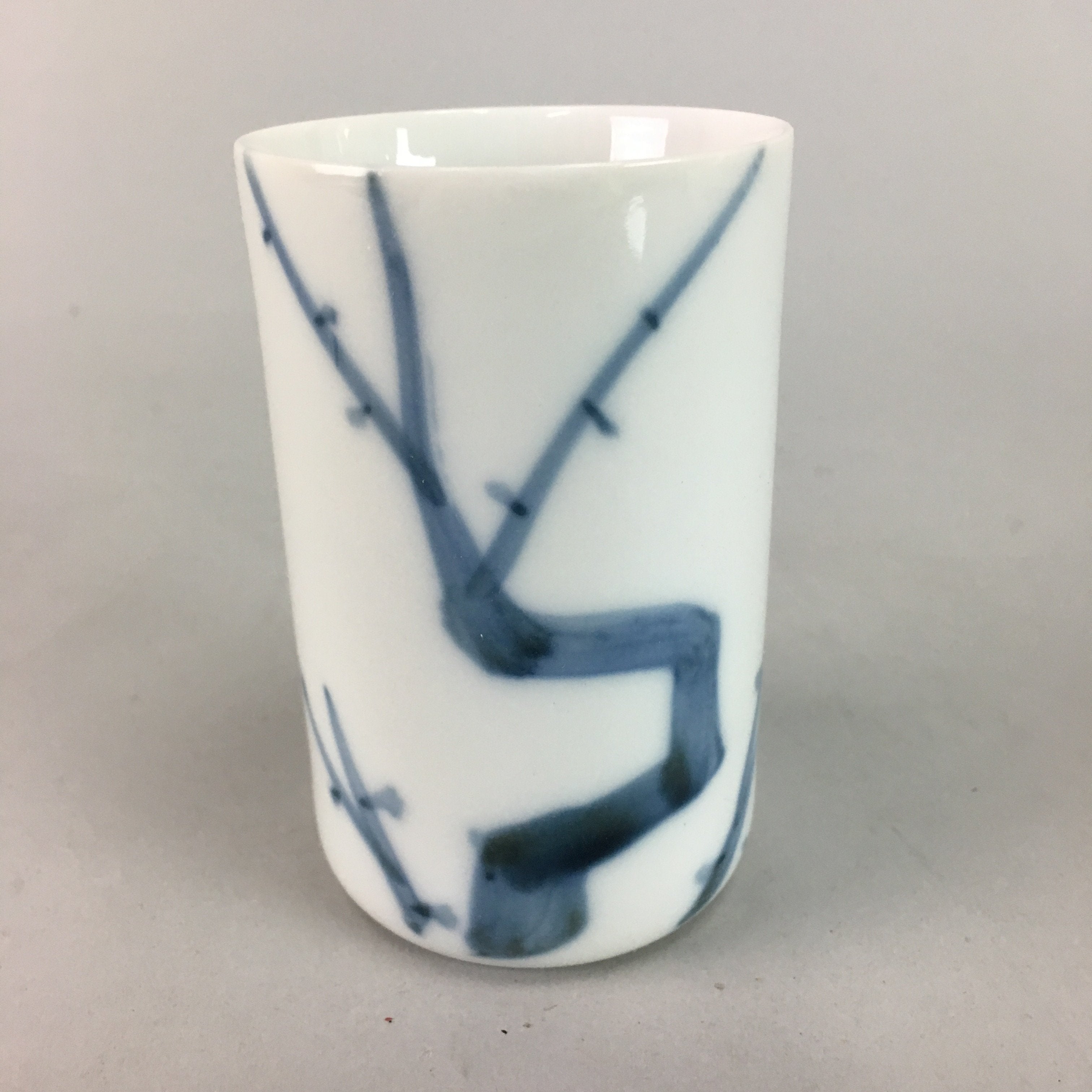 Japanese Porcelain Teacup Vtg Yunomi Hand painted Blue White QT40