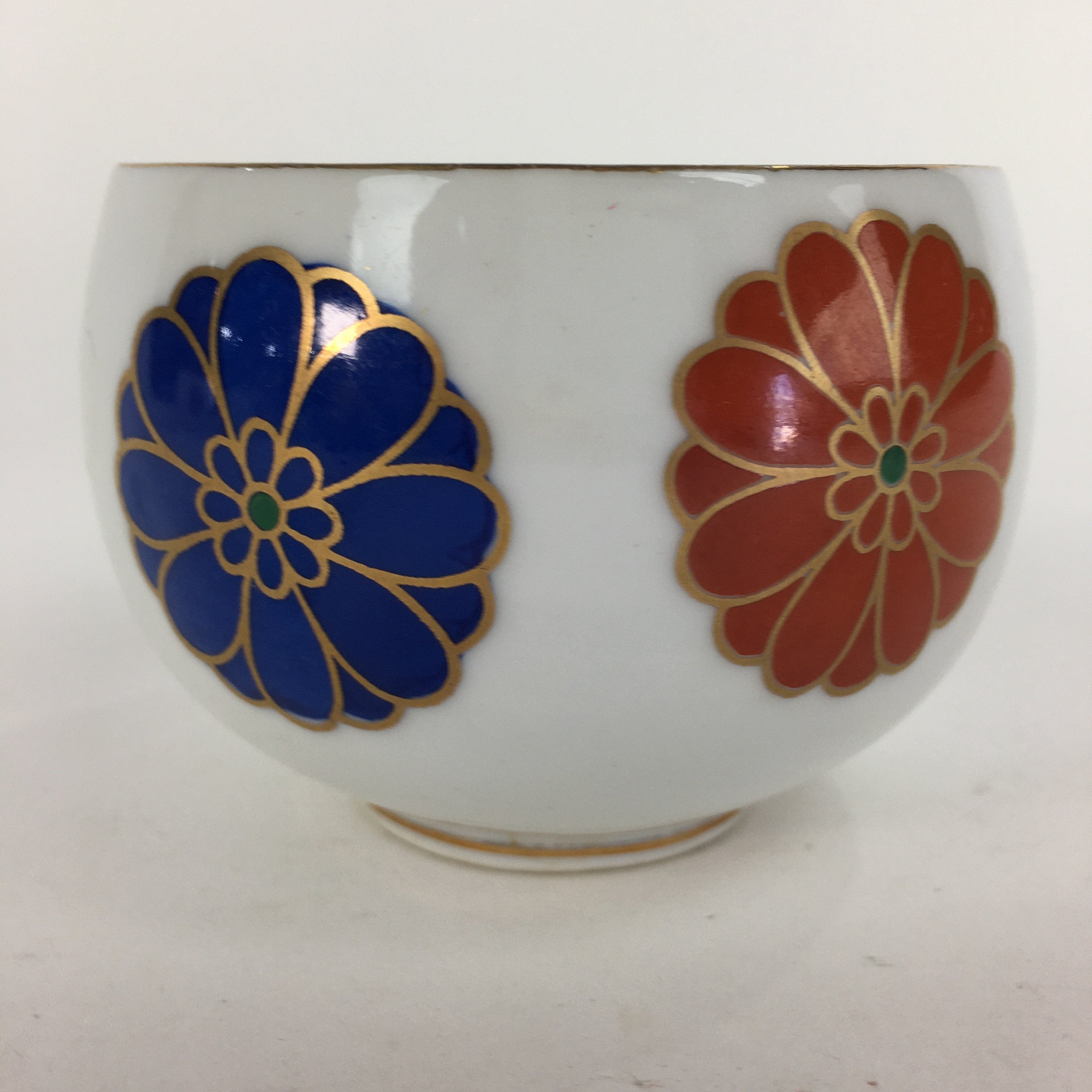 Japanese Porcelain Teacup Yunomi Vtg Chrysanthemum White Sencha TC198