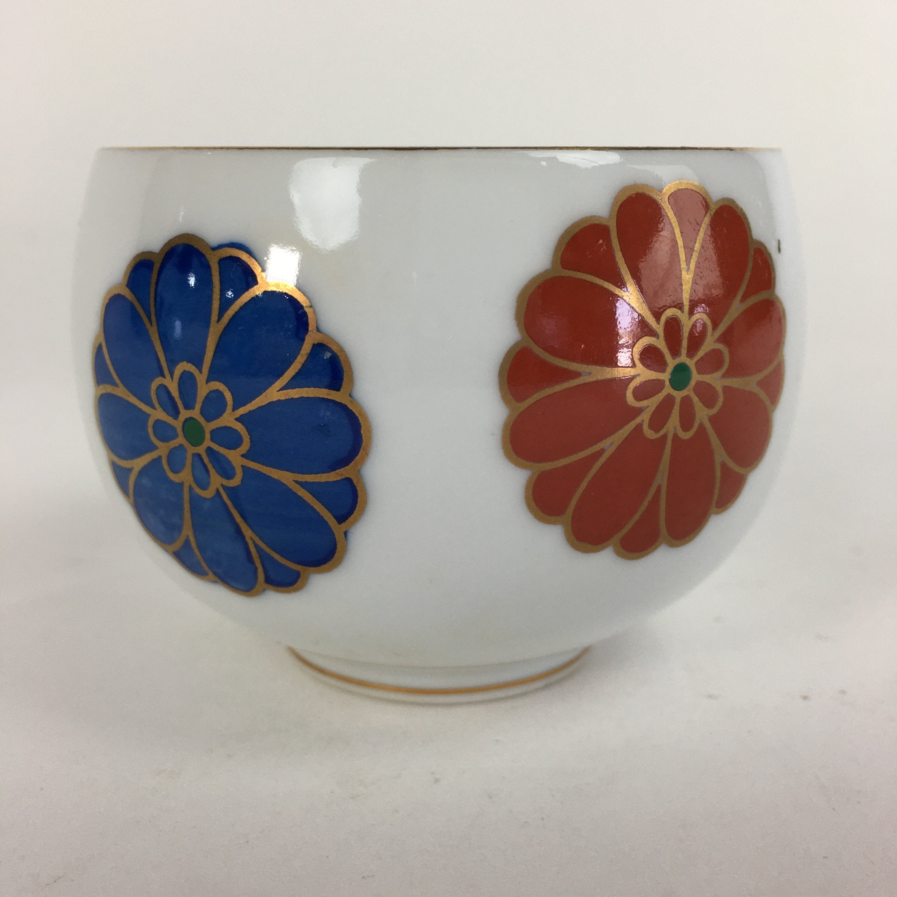 Japanese Porcelain Teacup Yunomi Vtg Chrysanthemum White Sencha TC206