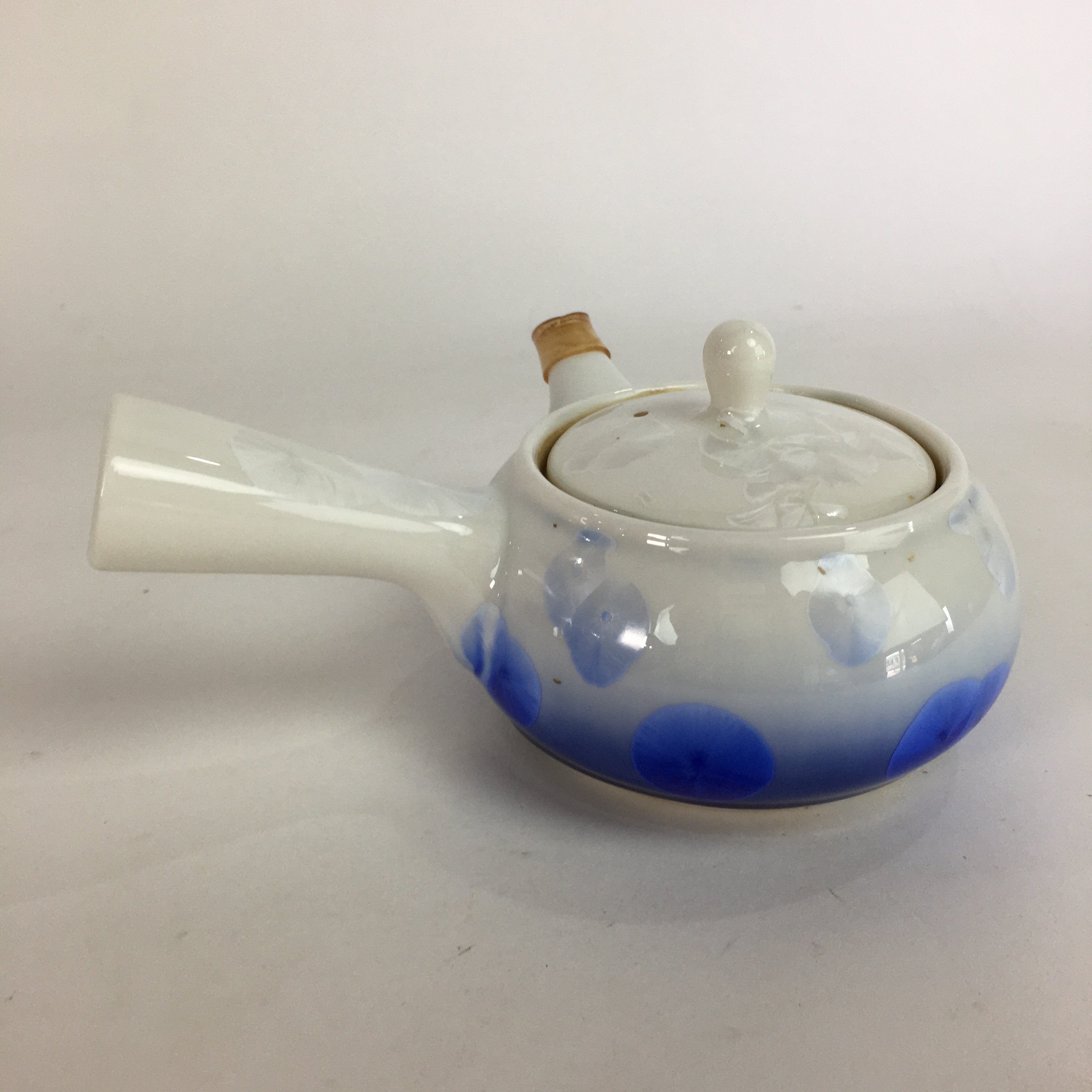 Japanese Porcelain Teapot Vtg White Blue Design Kyusu Flat net Sencha PP568