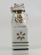 Japanese Porcelain White Cat Vtg Manekineko Figurine Okimono JK379