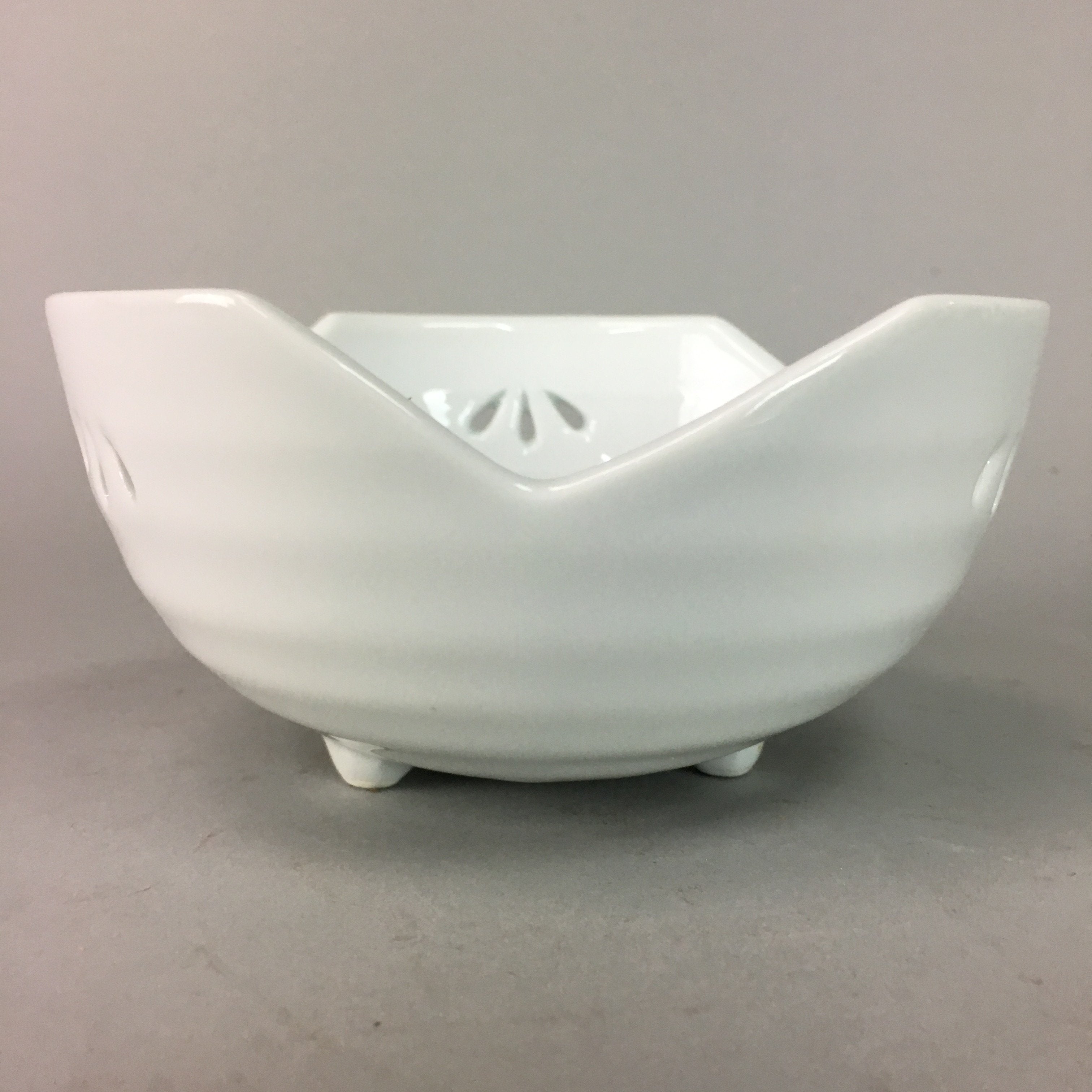 Japanese White Porcelain Snack Bowl Vtg Kobachi Flower White Floral Design QT44