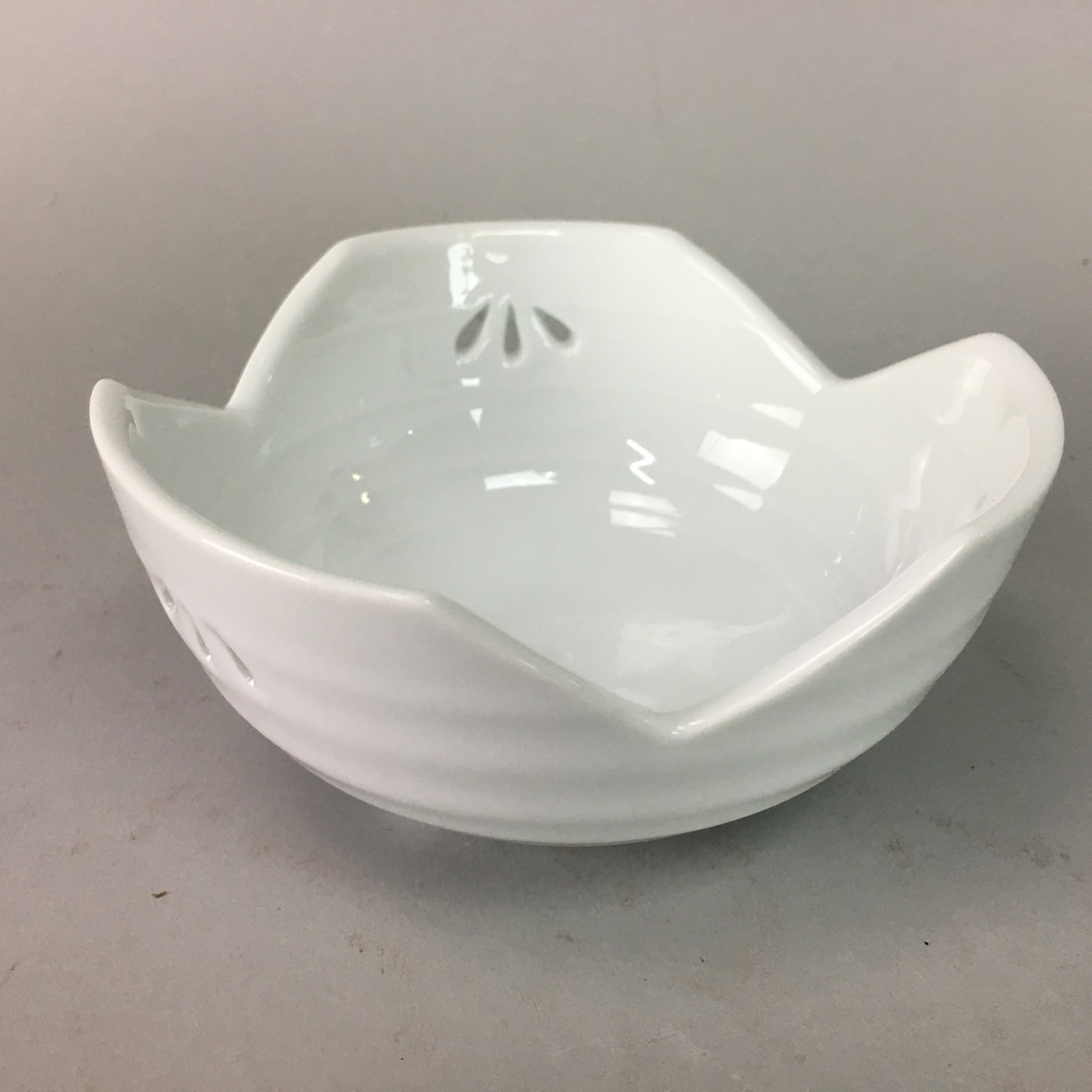 Japanese White Porcelain Snack Bowl Vtg Kobachi Flower White Floral Design QT44