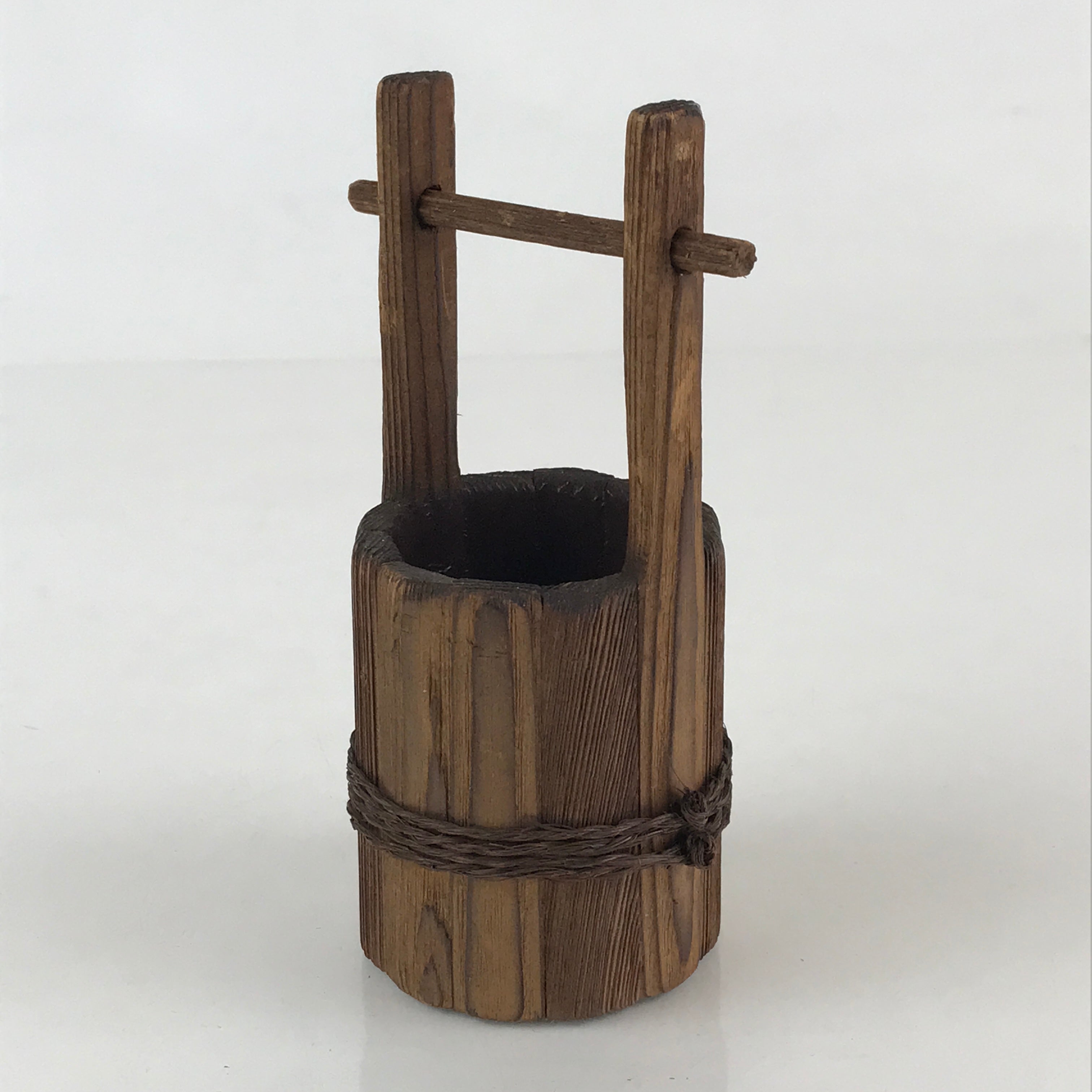 https://chidorivintage.com/cdn/shop/products/Japanese-Wood-Craft-Wooden-Bucket-Te-Oke-Vtg-Hand-Crafted-Burnt-Cedar-Brown-JK47.jpg?v=1677701812