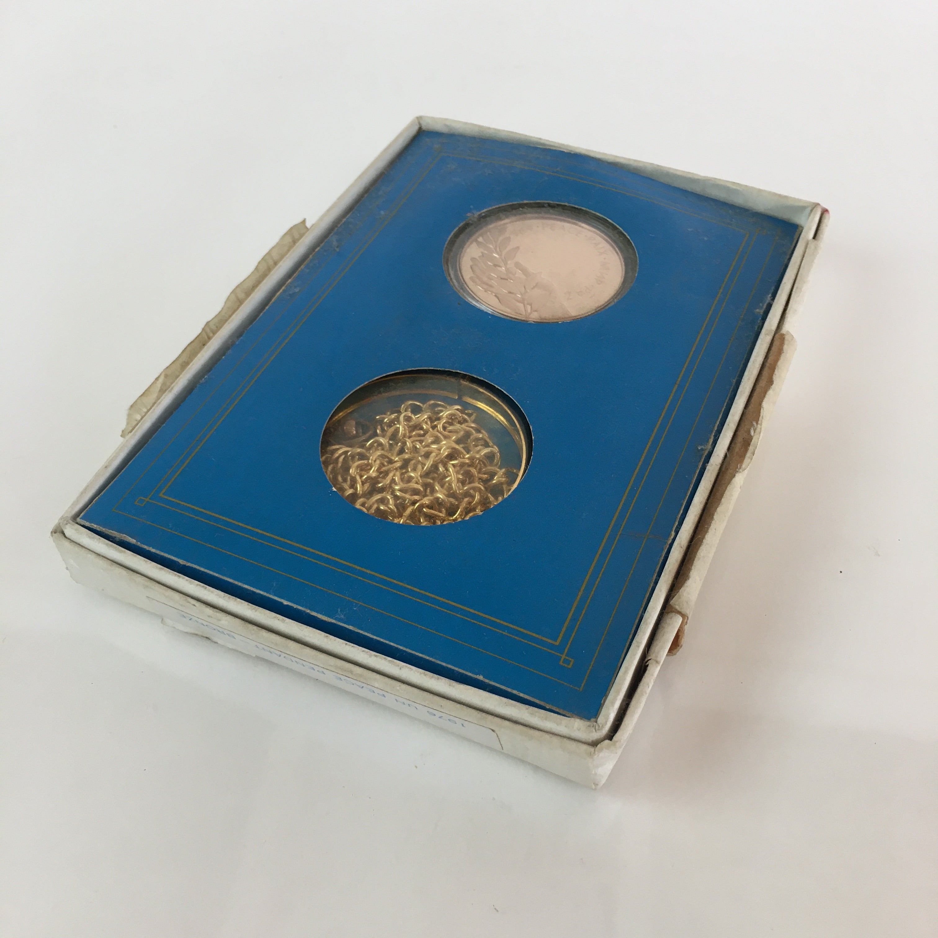 UNITED NATIONS 1976 Medal Vtg Medallion Neck Chain Medal Case JK411