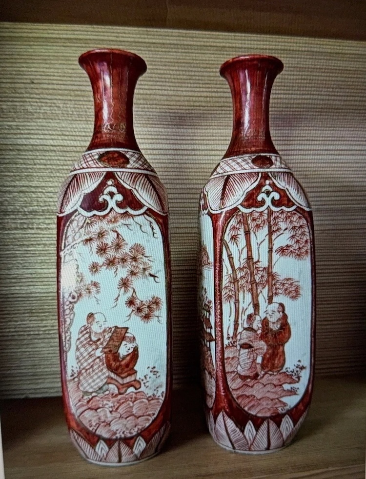 Brick-red enamel with hand-painted scholar scenes | Chidori Vintage